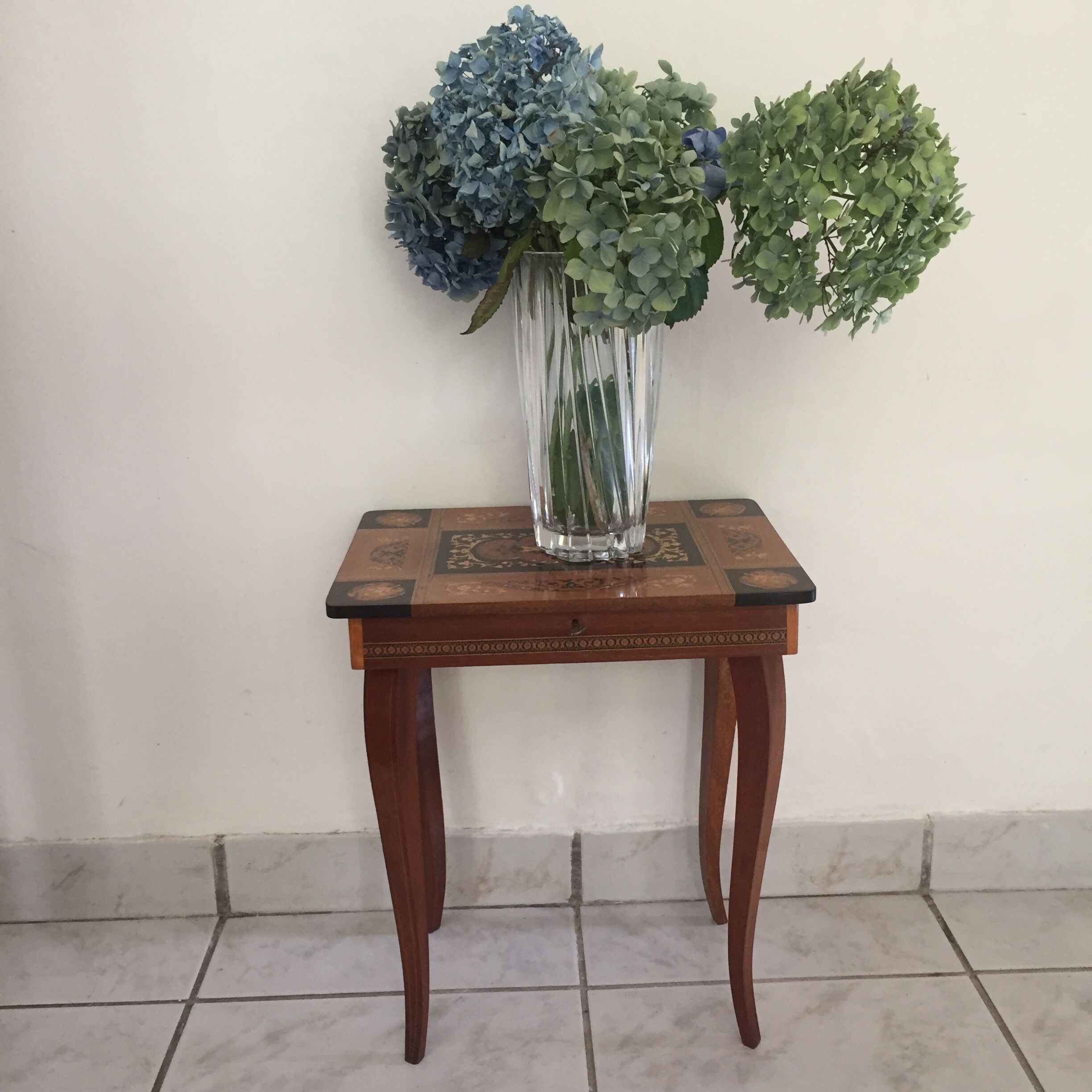 TABLE CIGAR BOX OR INMEANED JEWELRY