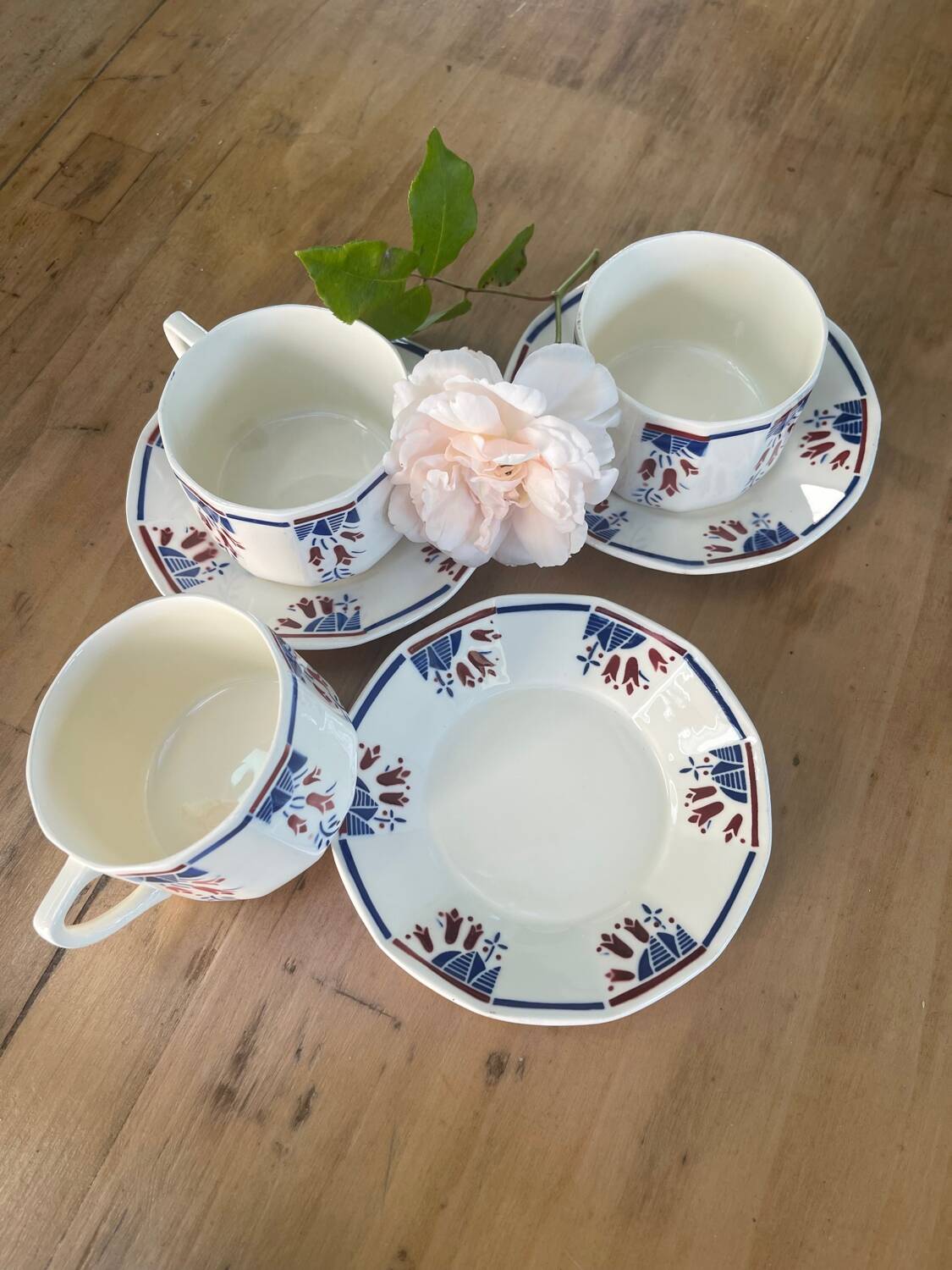 Tasses et soucoupes art déco Badonviller motif « tulipes «