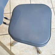 Chaise de bureau pivotante style Roneo simili cuir skaï gris chrome vintage