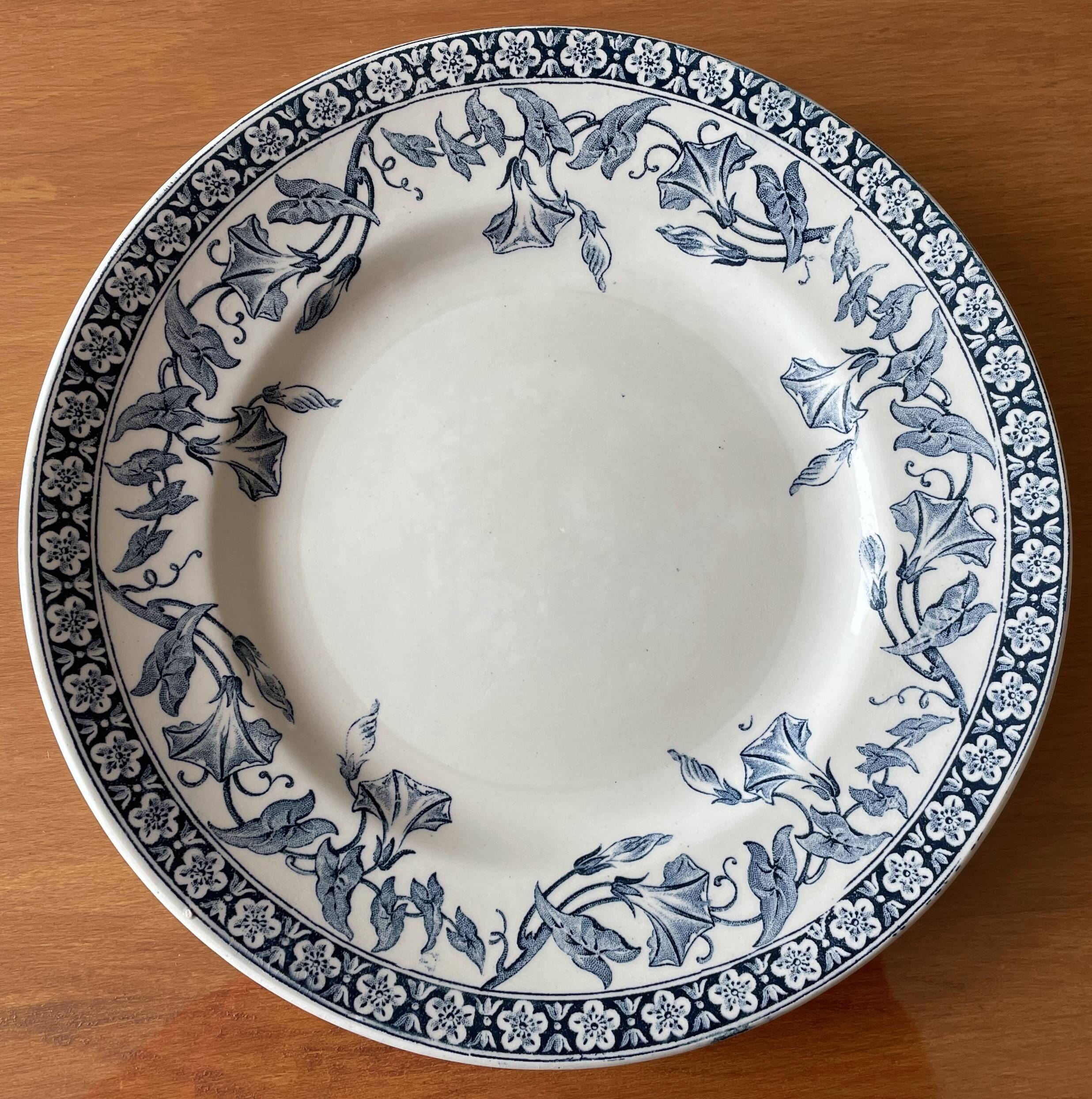 6 antique flat plates in Saint-Amand earthenware (Nord)