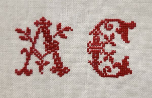 Drap de campagne en lin monogrammé ac au point de croix