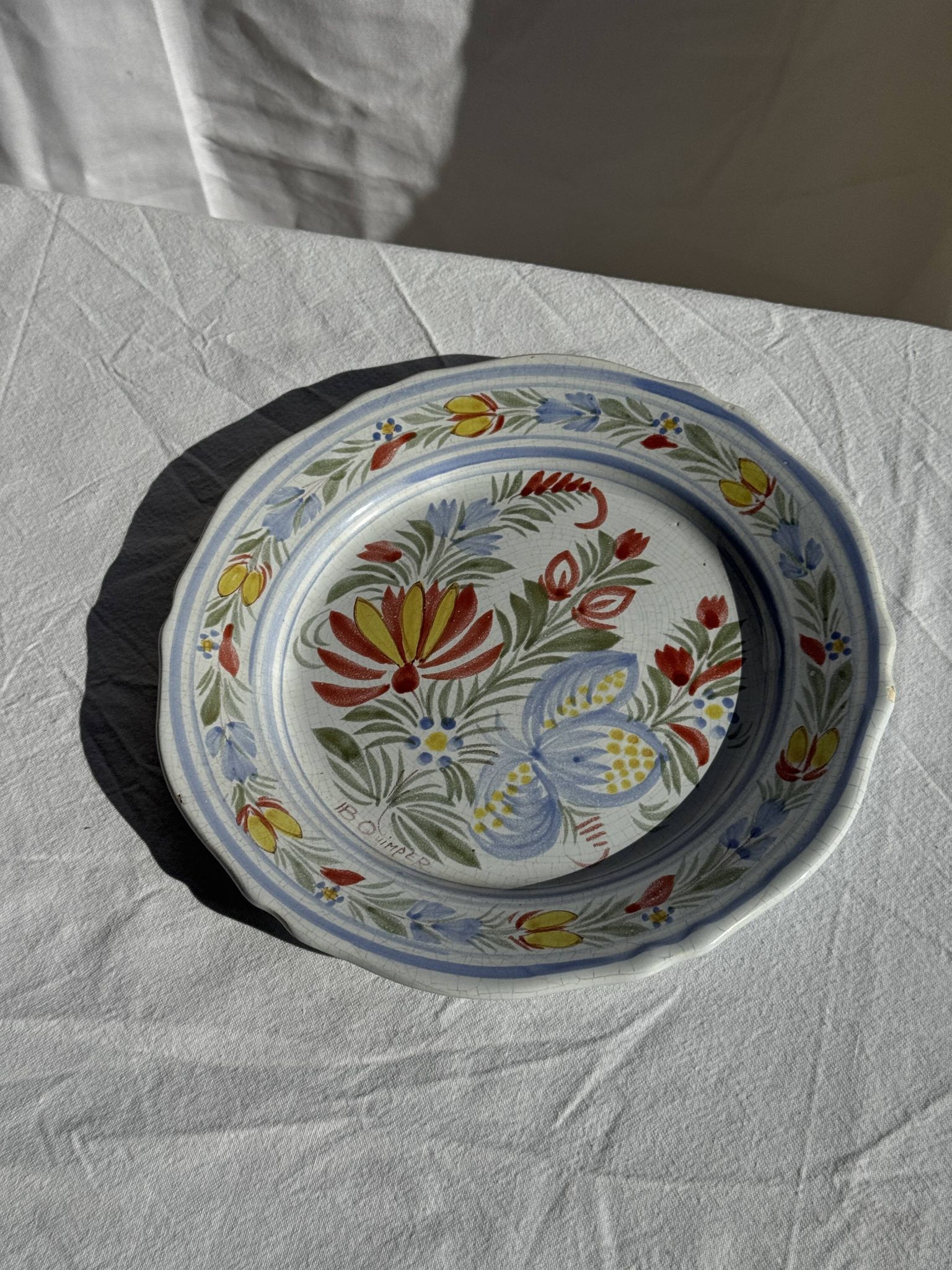 Assiette décorative ancienne IB Quimper à décor floral polychrome D24