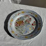 Assiette décorative ancienne IB Quimper à décor floral polychrome D24