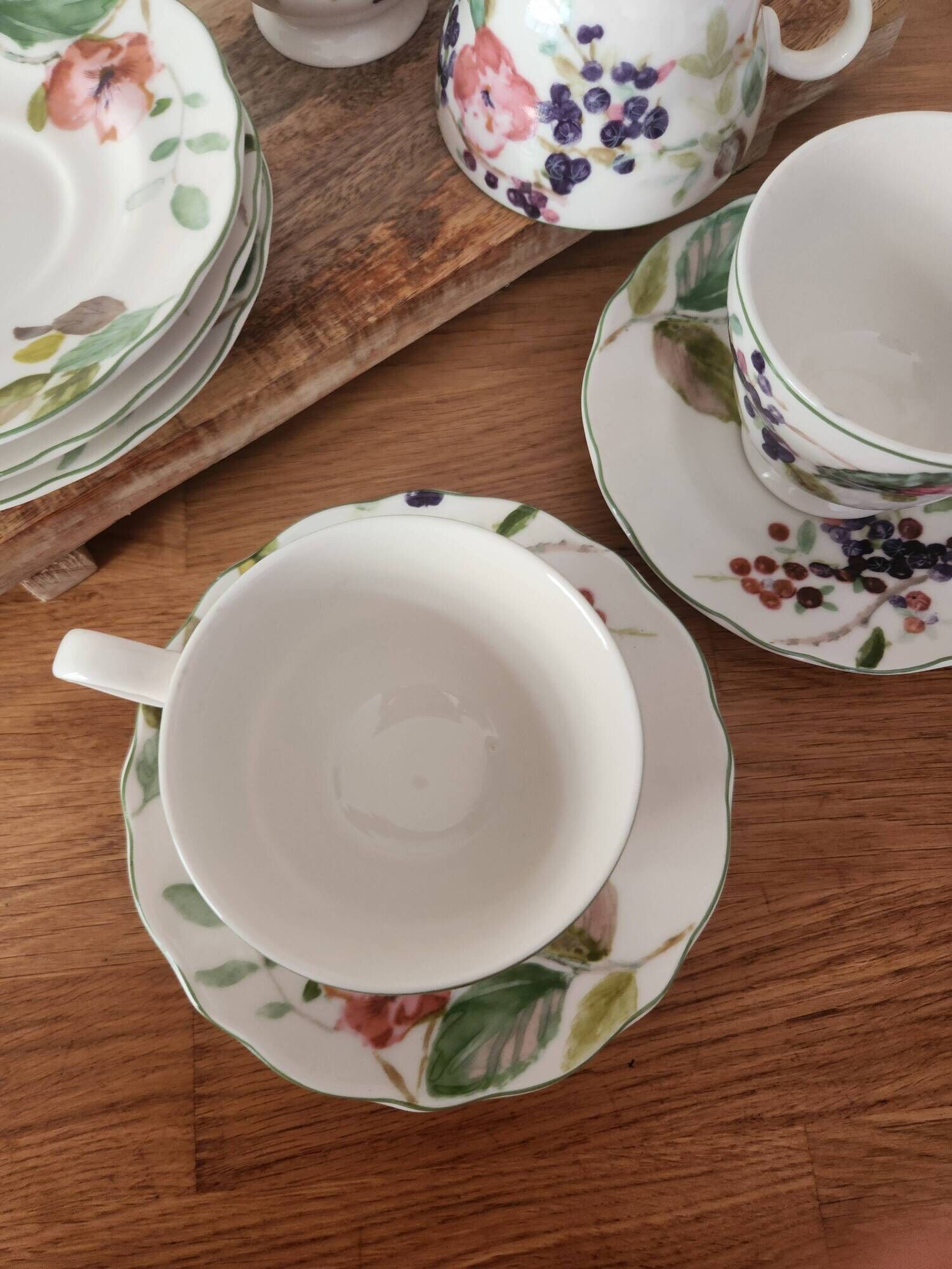 Set of fine porcelain tea cups & saucers 222 FIFTH "Wild Flower"