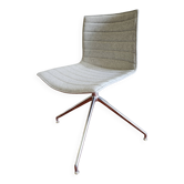 Chaise pivotante Catifa édition Arper