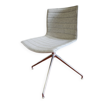 Chaise pivotante Catifa édition Arper