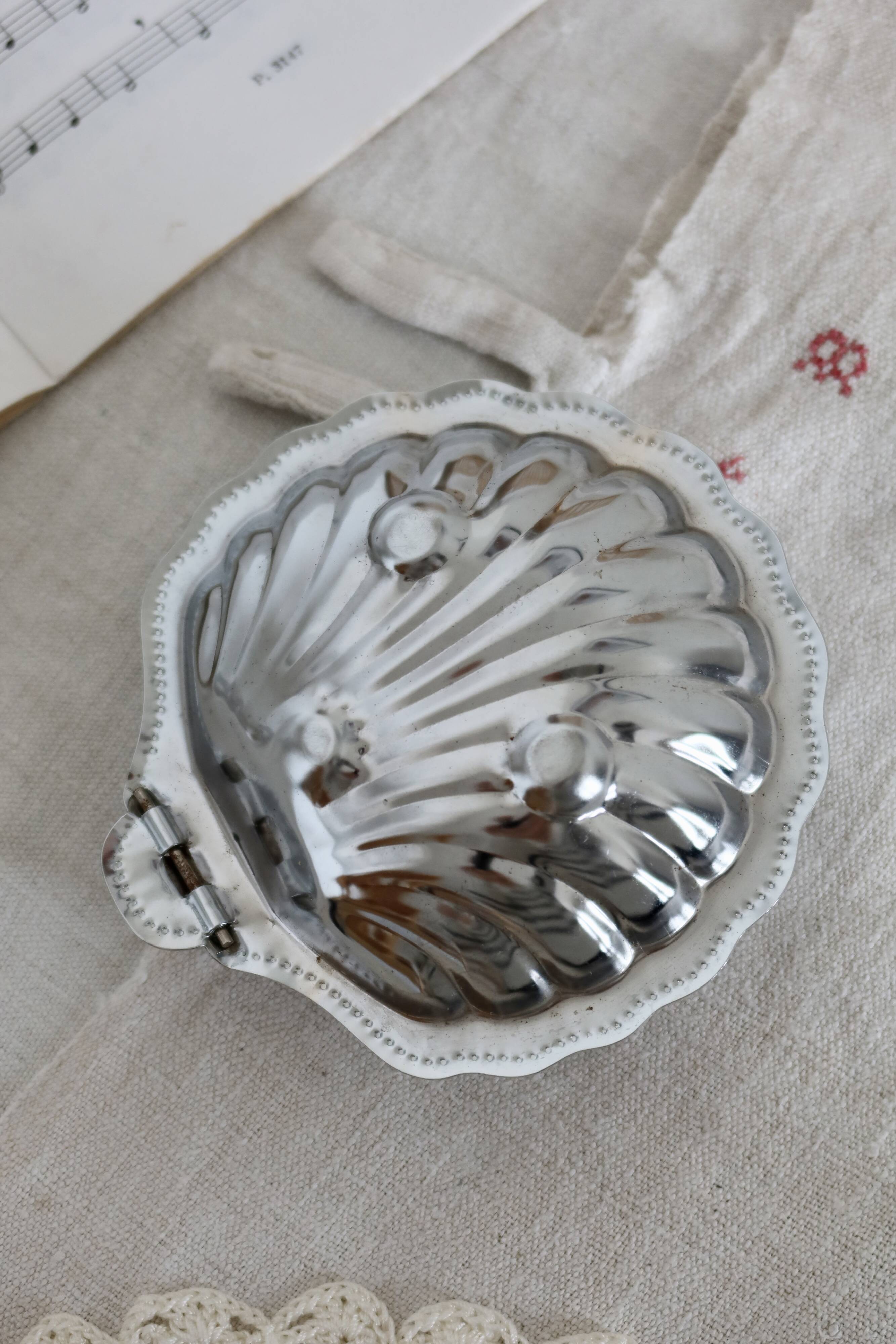 Vintage shell butter dish from the 1970s