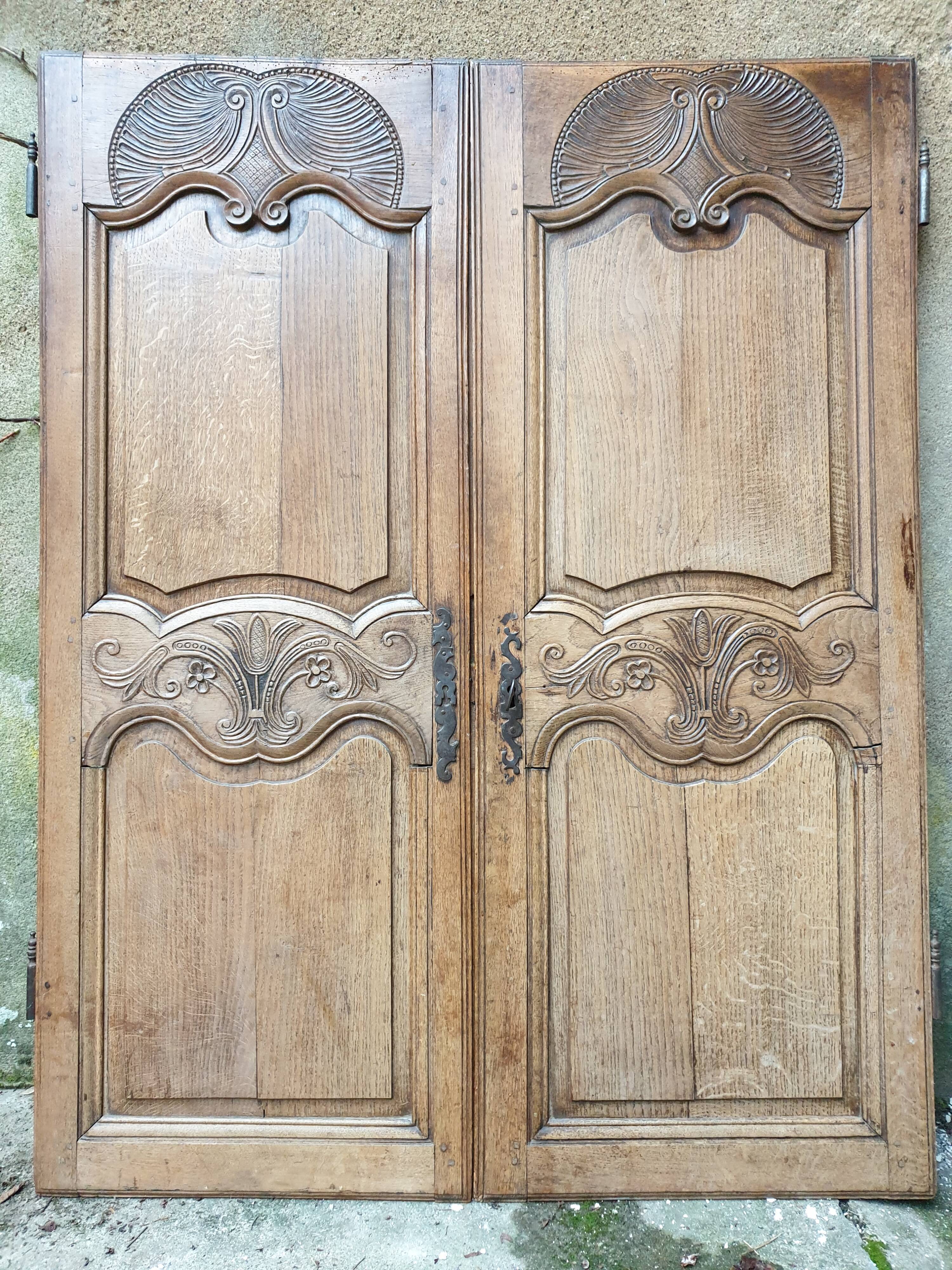 Double portes anciennes de placard