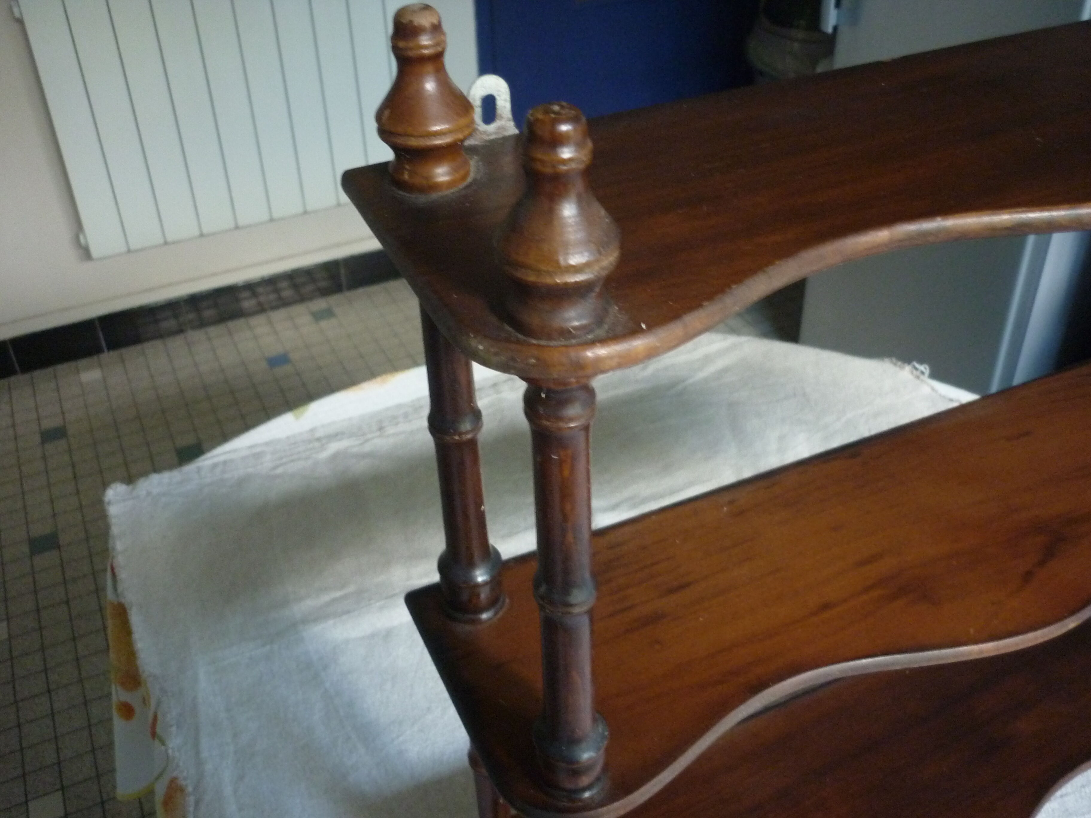Étagere vintage en bois vernis