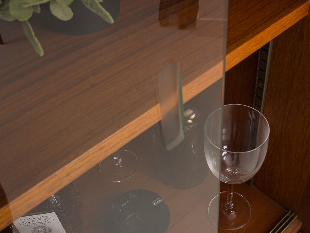 Teak sideboard consisting of a showcase with shelves and a double door