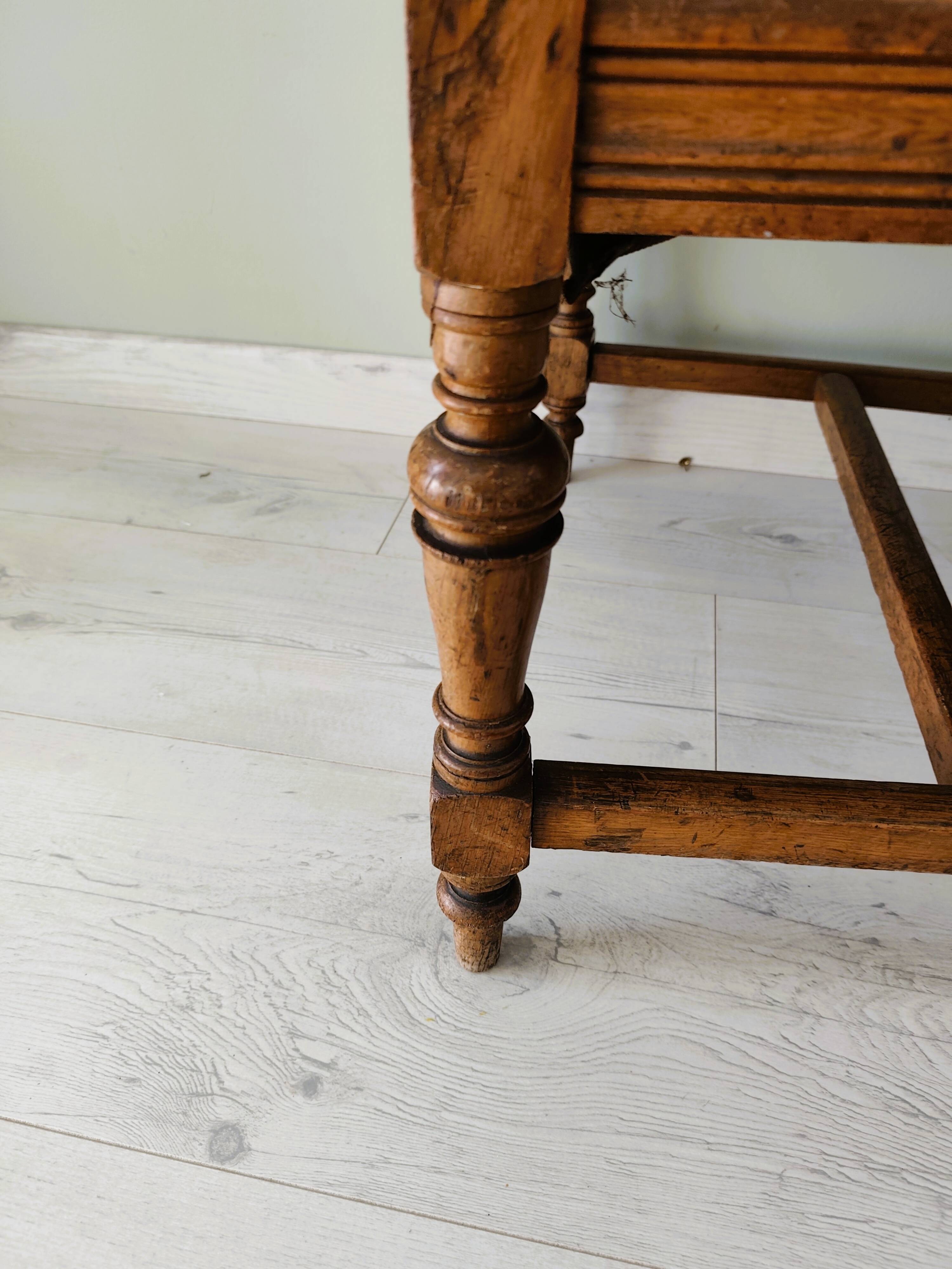English style armchair in solid wood
