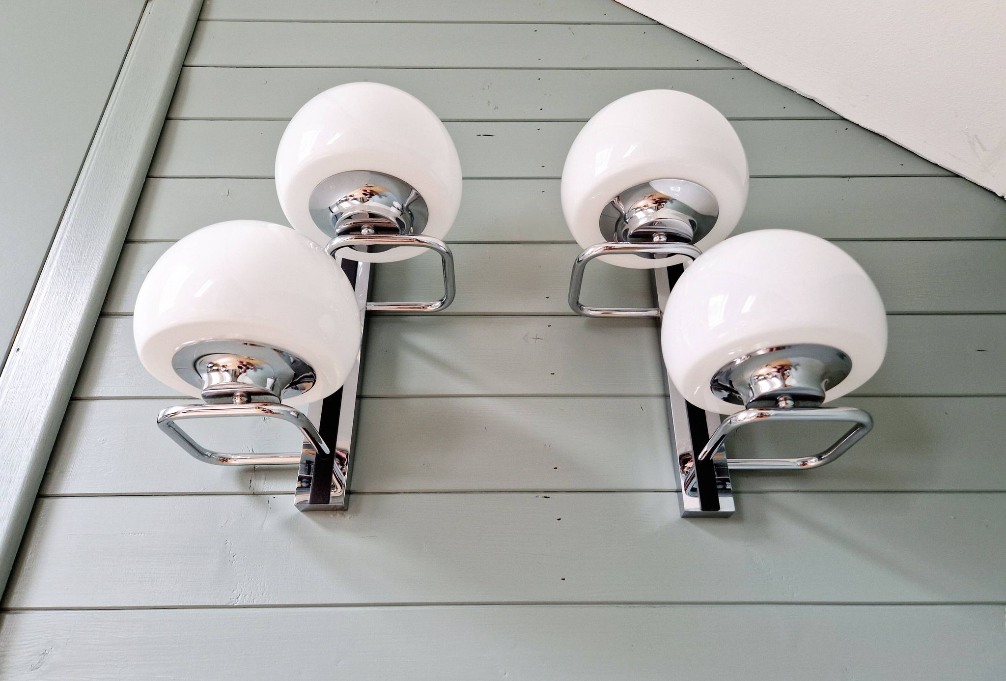 Pair of wall lights, G. Sciolari, in chrome metal and white opaline, 1970s
