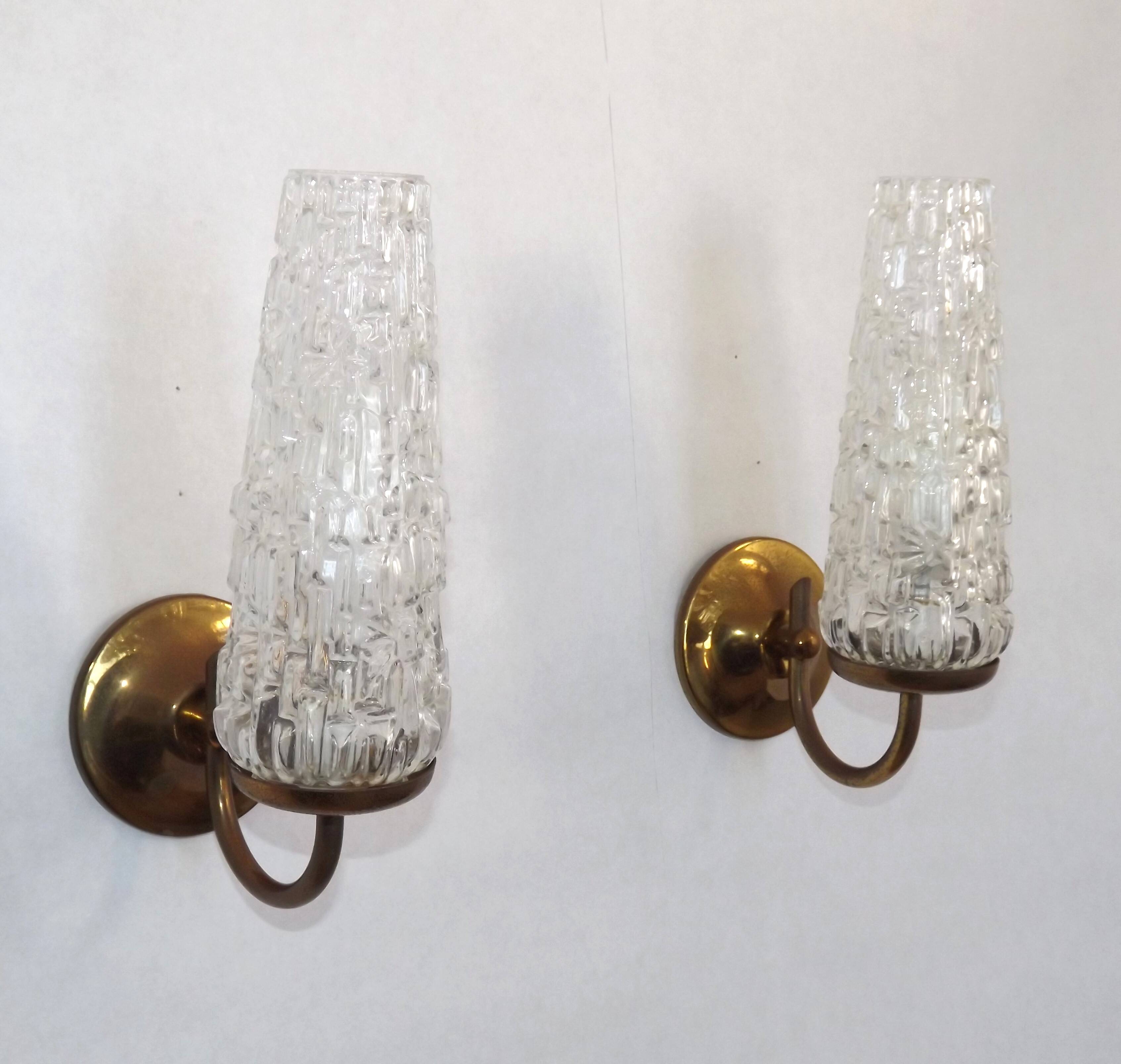 Paire d'appliques en métal doré et verre moulé, France vers 1960