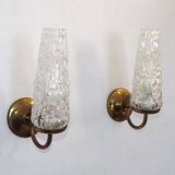 Paire d'appliques en métal doré et verre moulé, France vers 1960