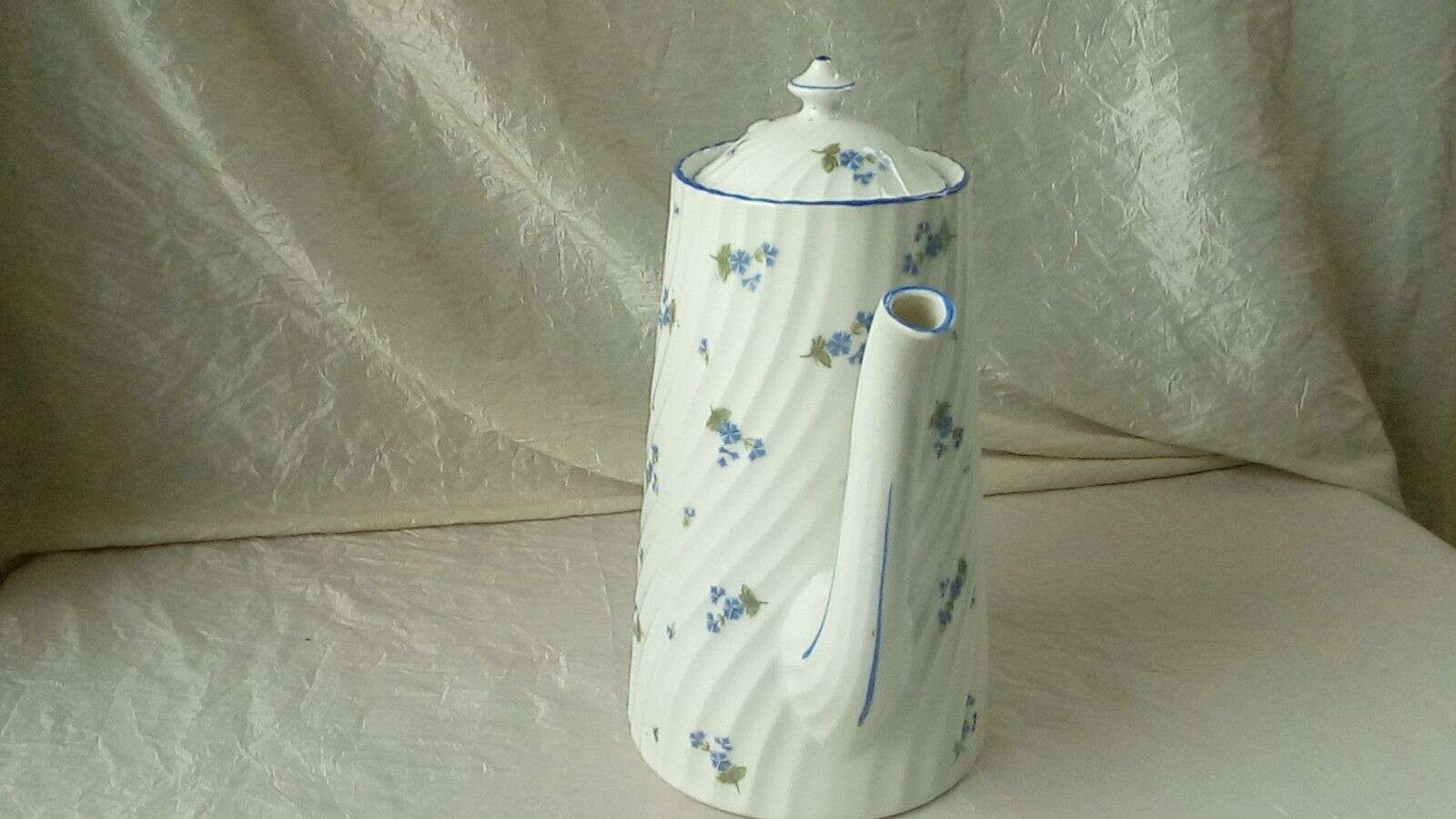 Coffee maker pouring porcelain twisted decot blueberry barbel