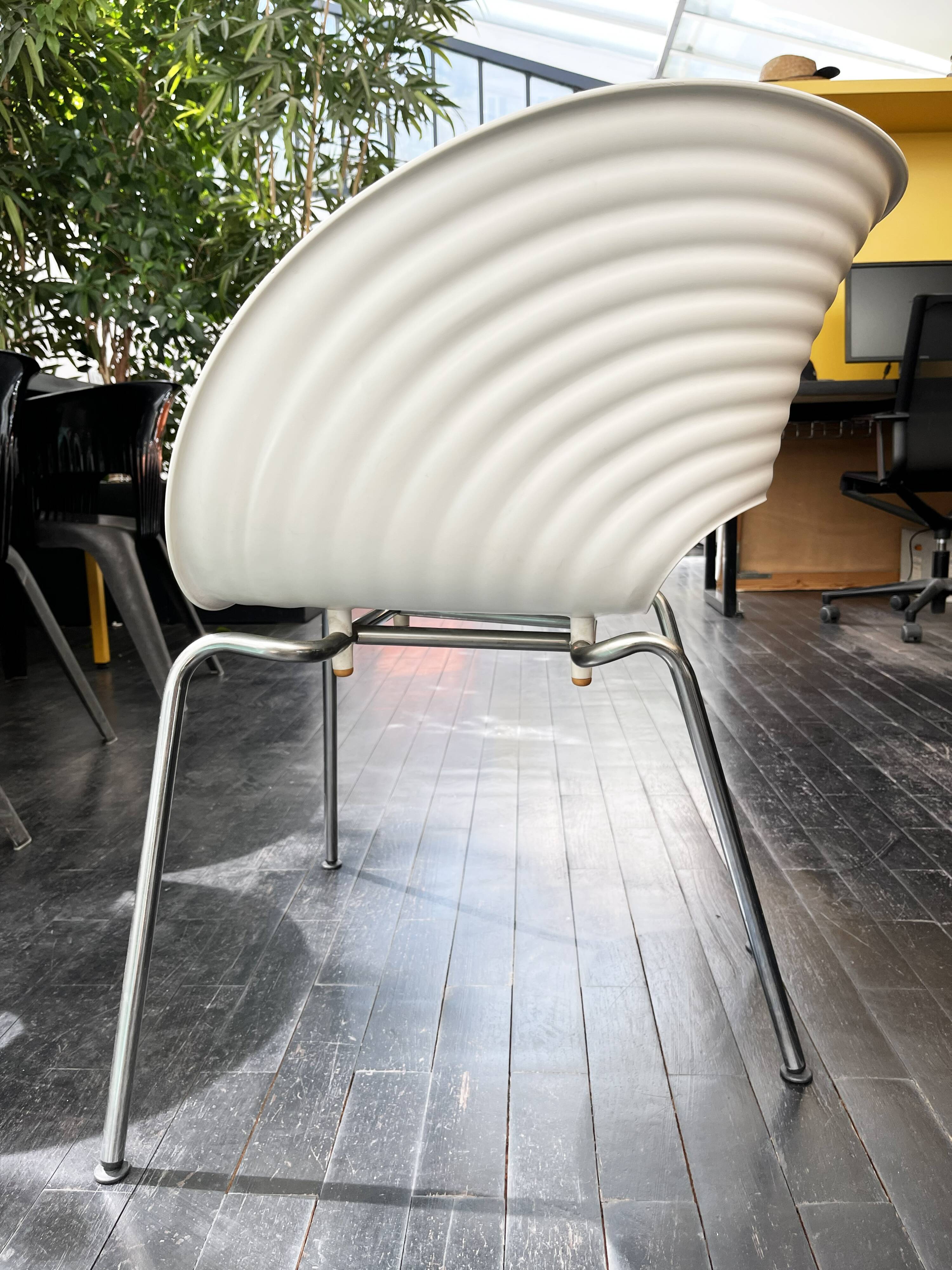 4 Tom Vac chairs designed by Ron Arad with a white round table of 110cm.