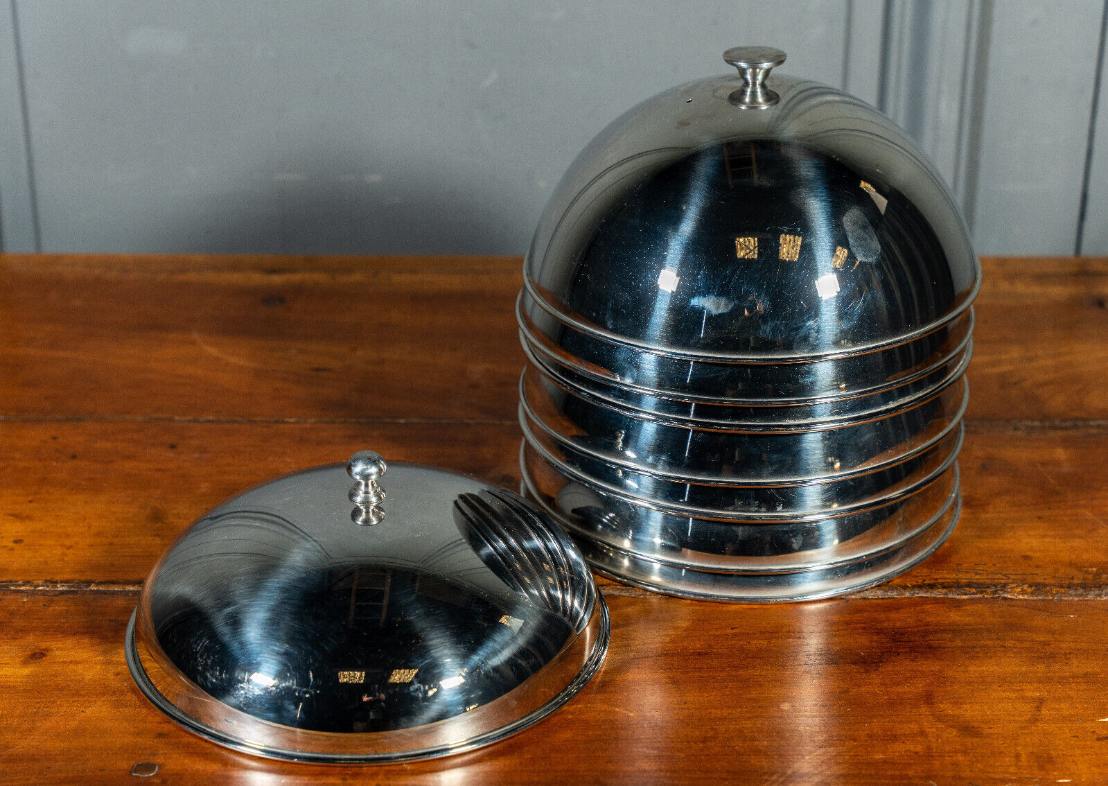 Suite de 8 cloches en inox service de table XXe