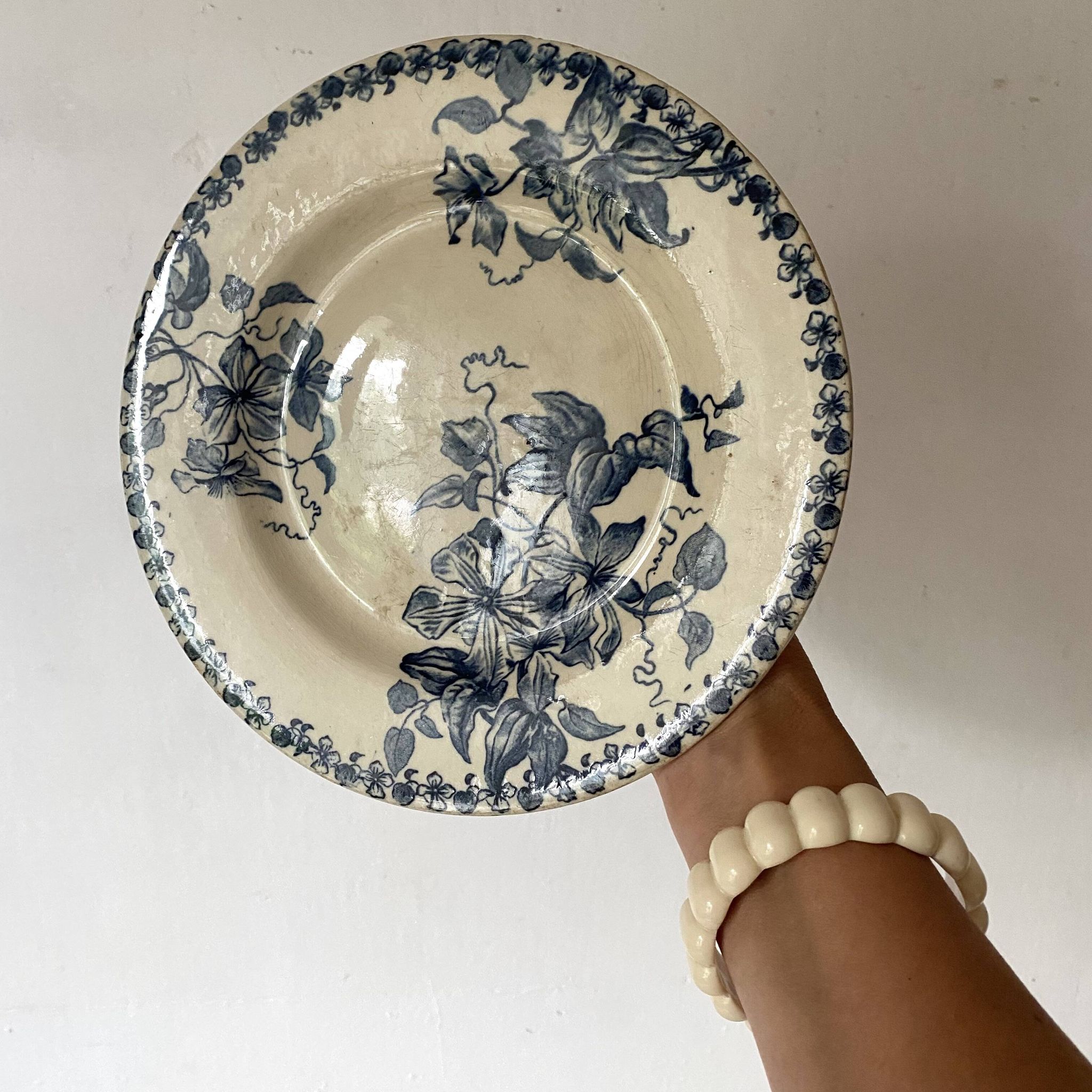 Plat , compotier terre de fer Bordeaux , clématites