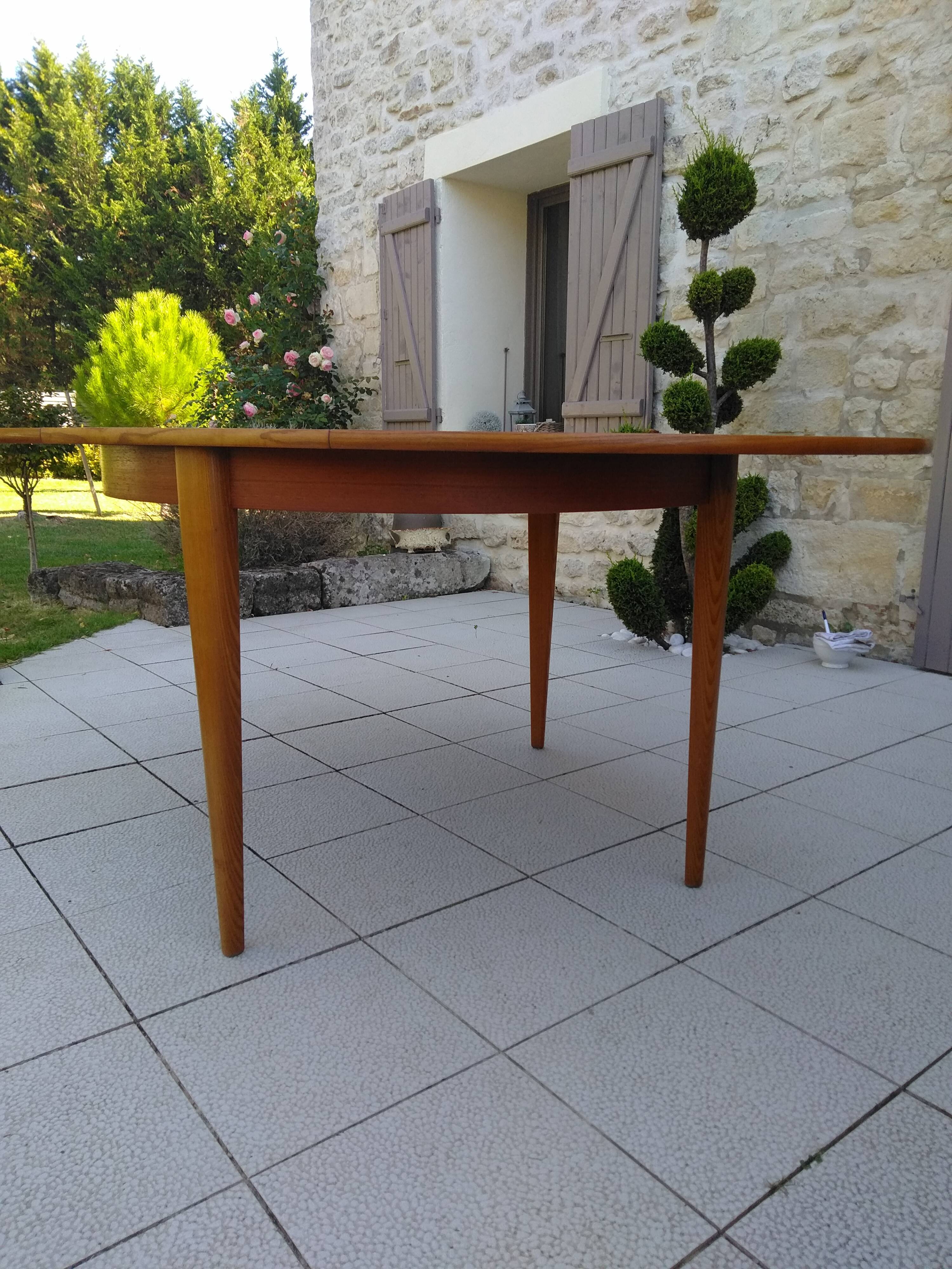 Scandinavian round table