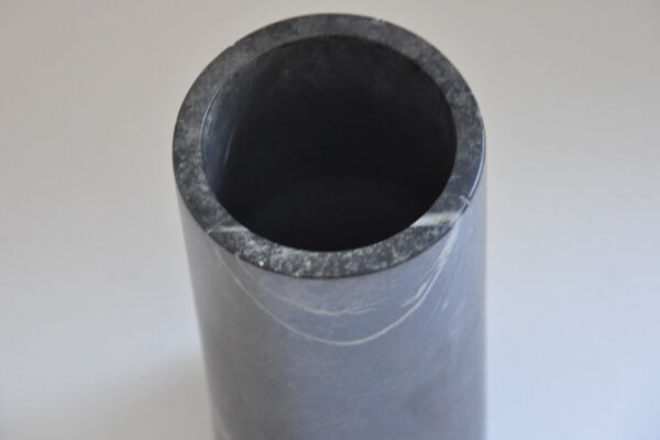 Vase rouleau en marbre gris signé