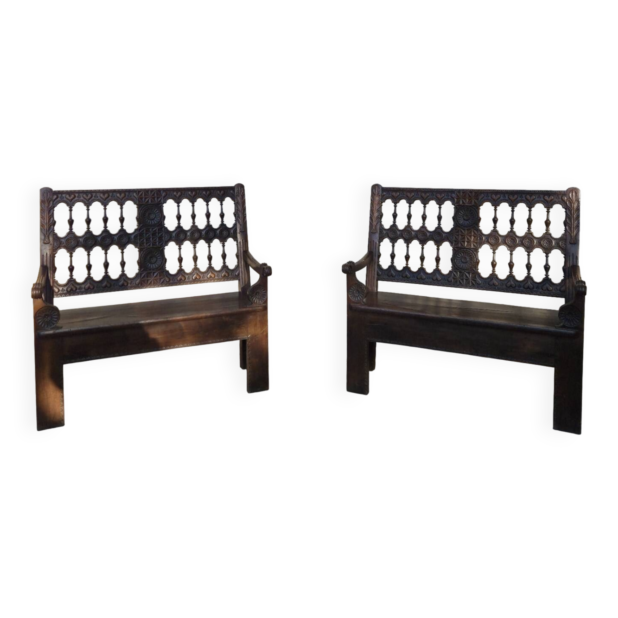 Paire de bancs en bois sculpté