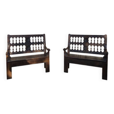 Paire de bancs en bois sculpté