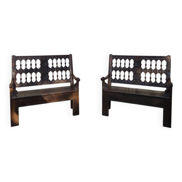 Paire de bancs en bois sculpté