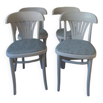 Suite de 4 chaises de bistrot vintage années 1970. Chaises en hêtre courbé patinées gris perle.