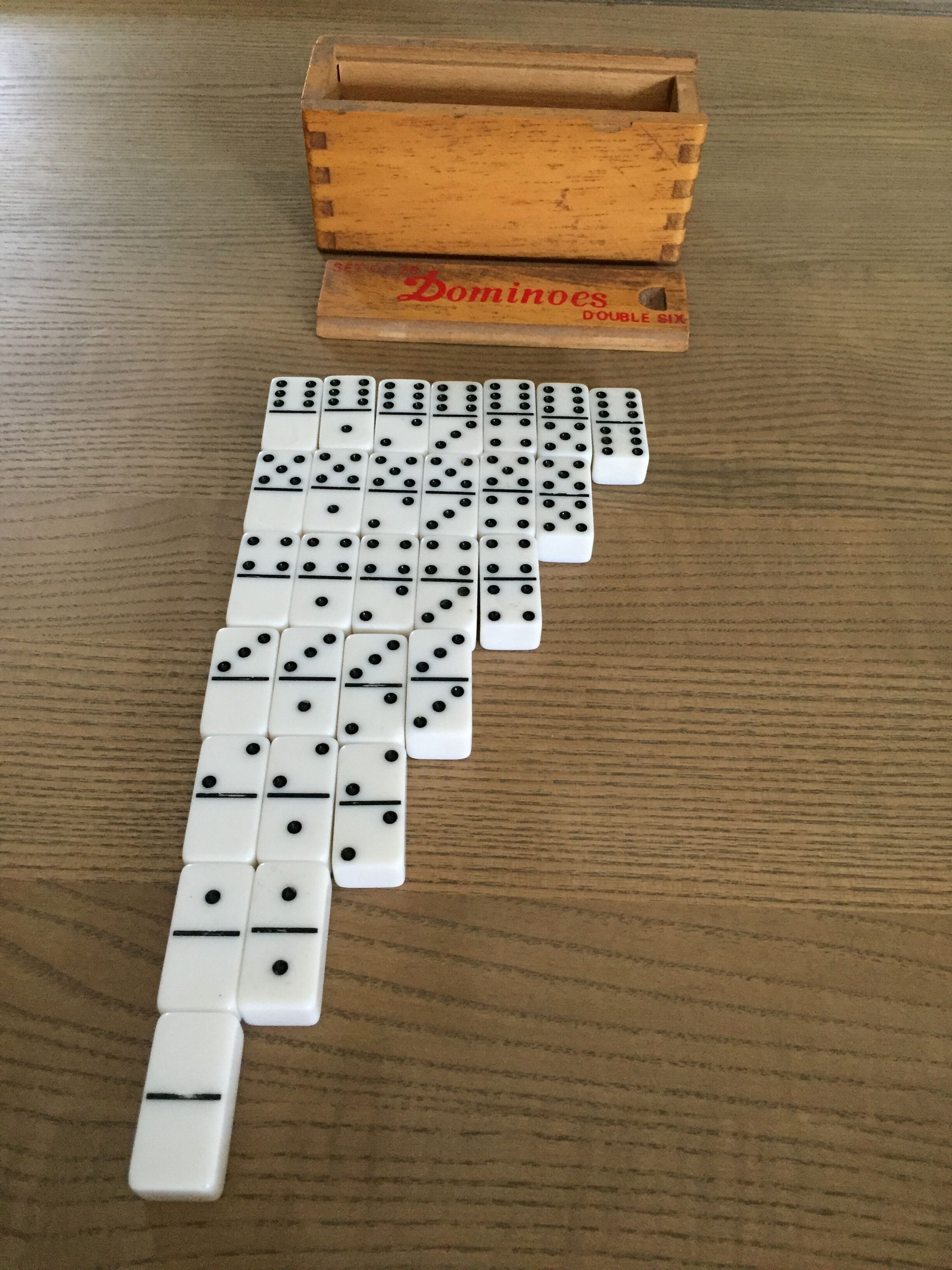 Jeu de dominos anciens dans sa boite en bois
