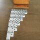 Jeu de dominos anciens dans sa boite en bois