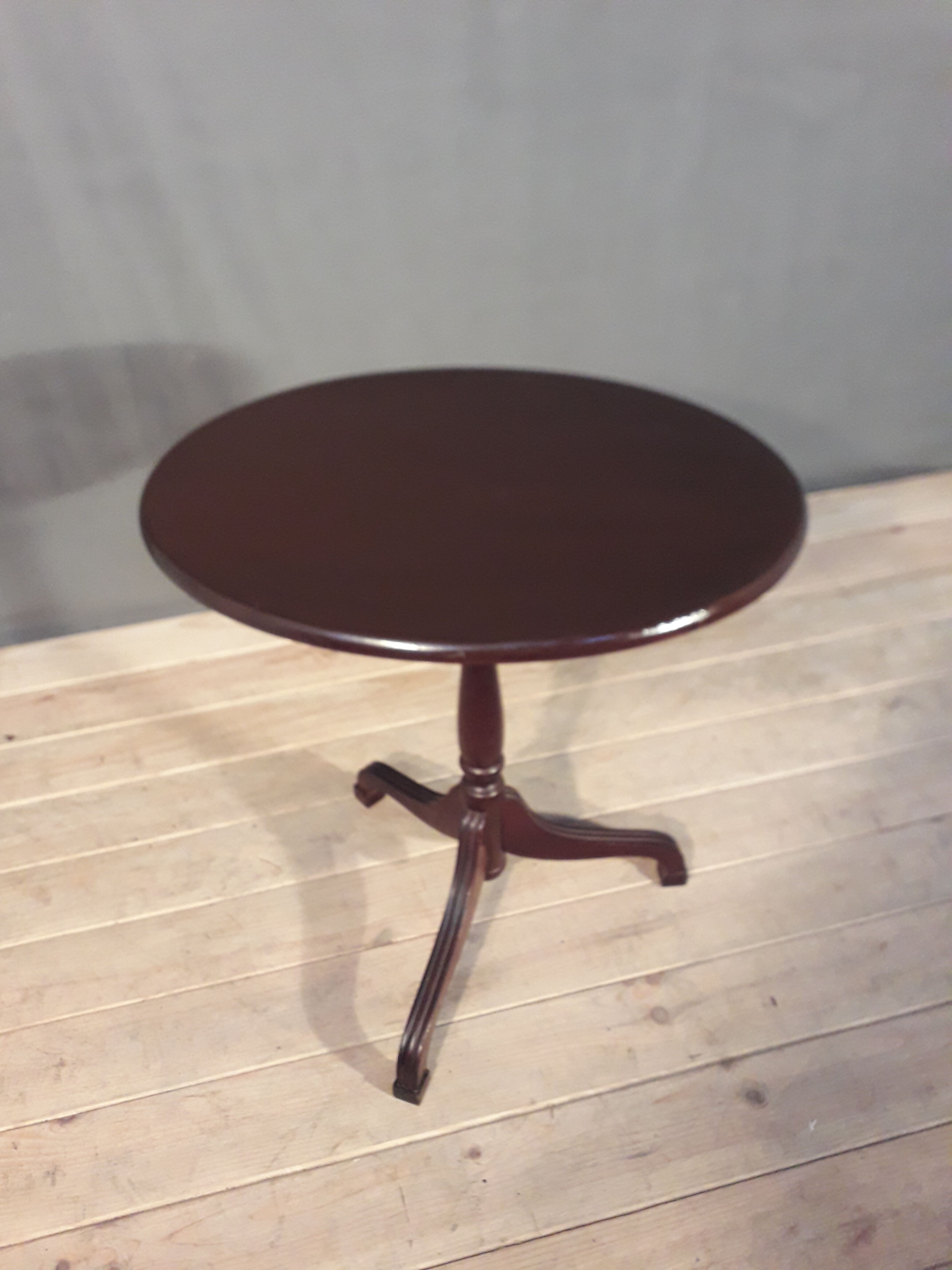 Gueridon has tipping tray