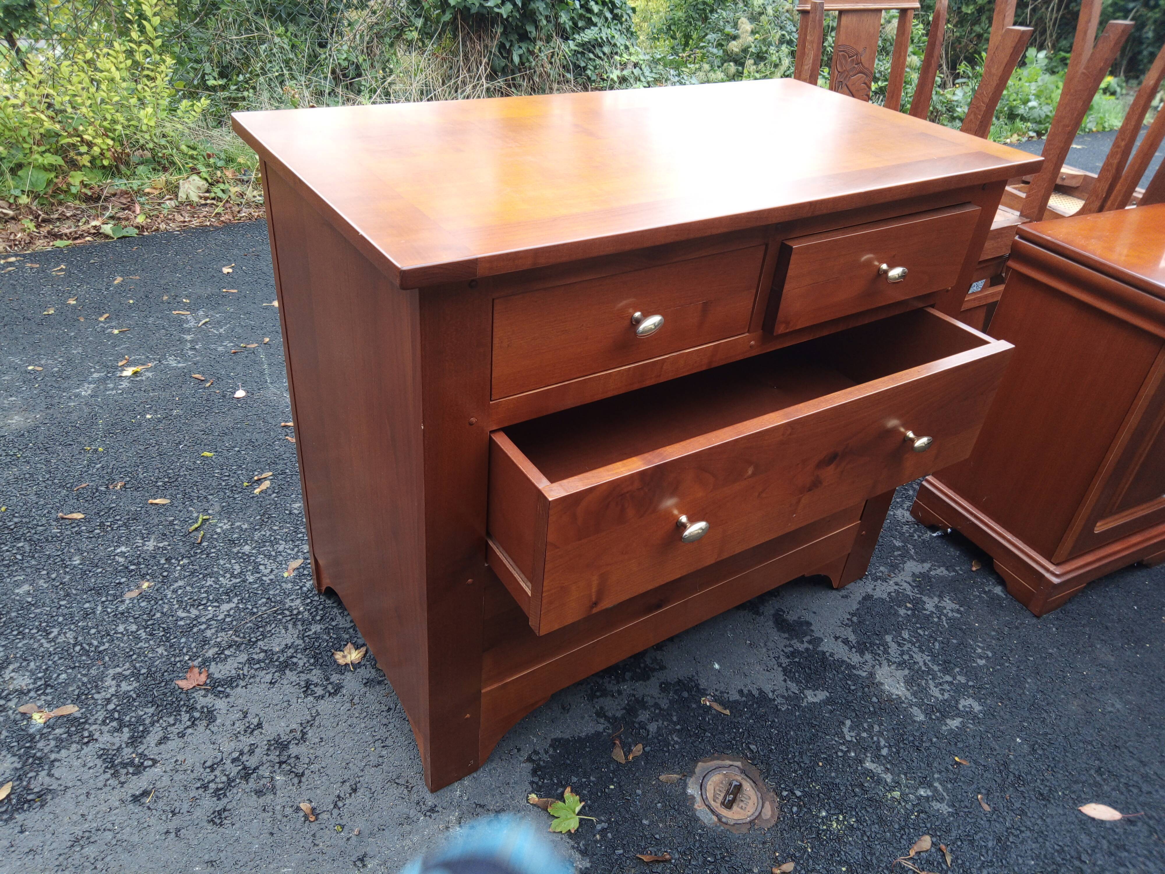 Chest of drawers in cherry
