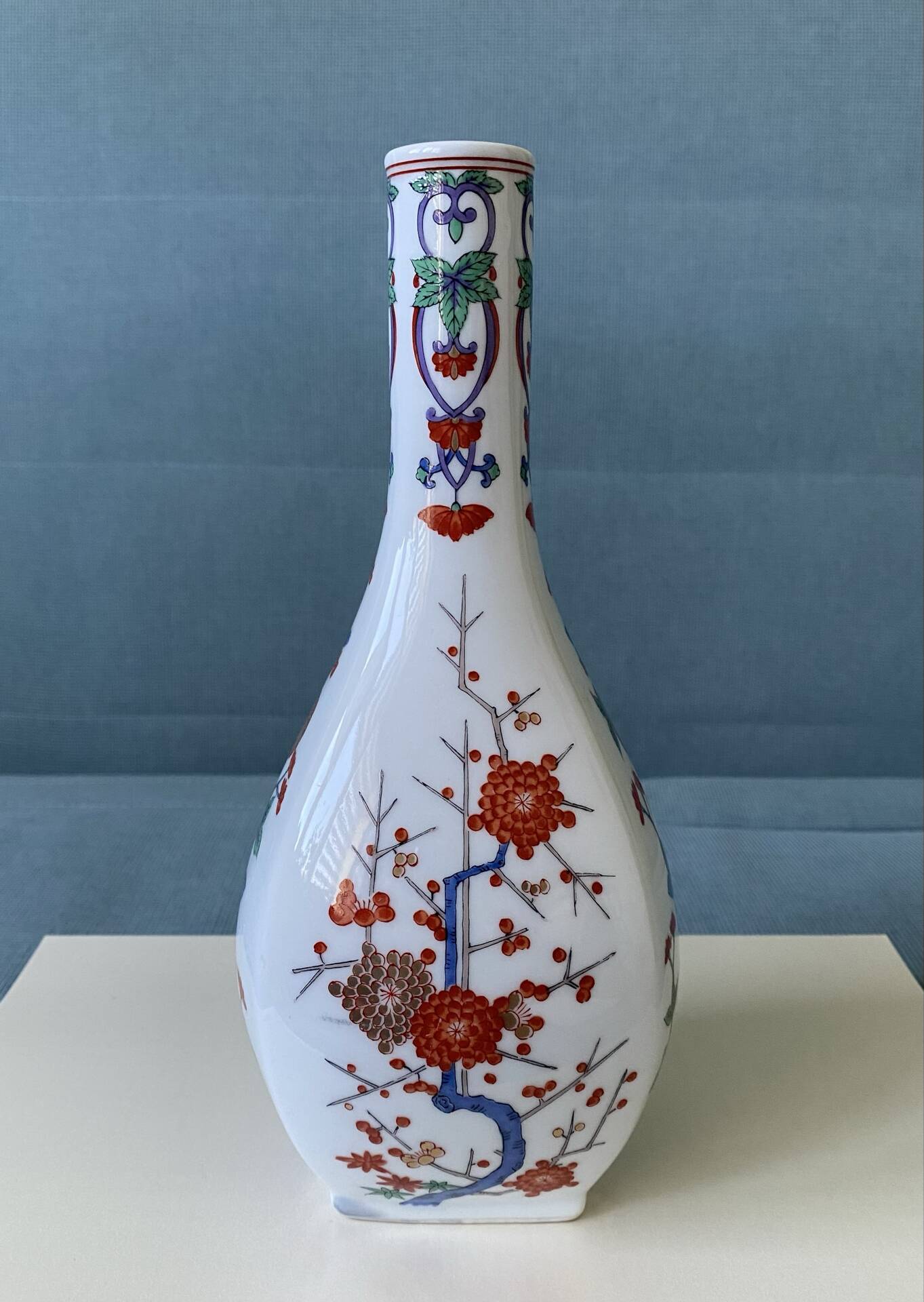 Vintage Japanese Arita porcelain vase – floral decoration H25cm