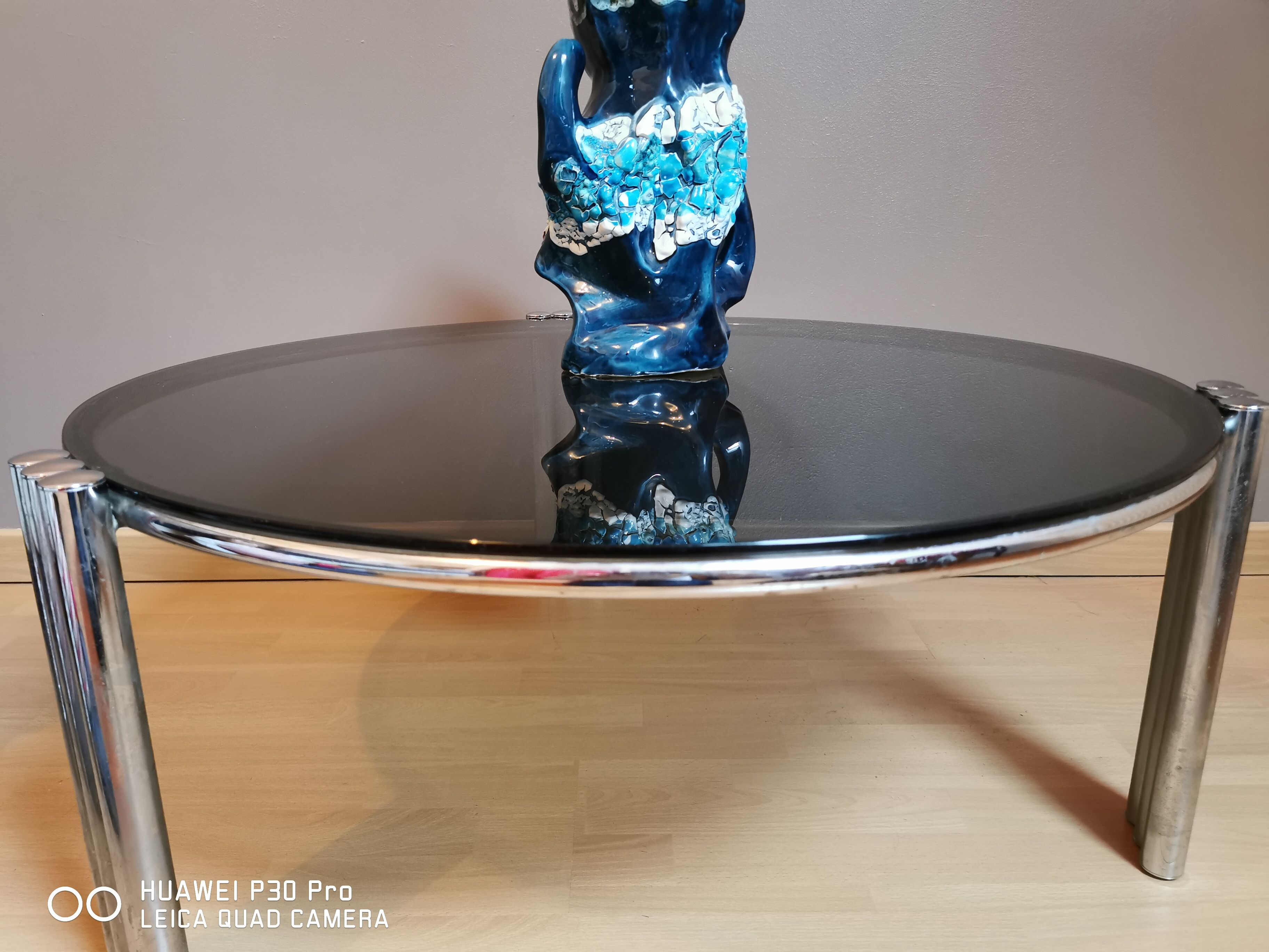 Table basse verre fumé et pieds chromés
