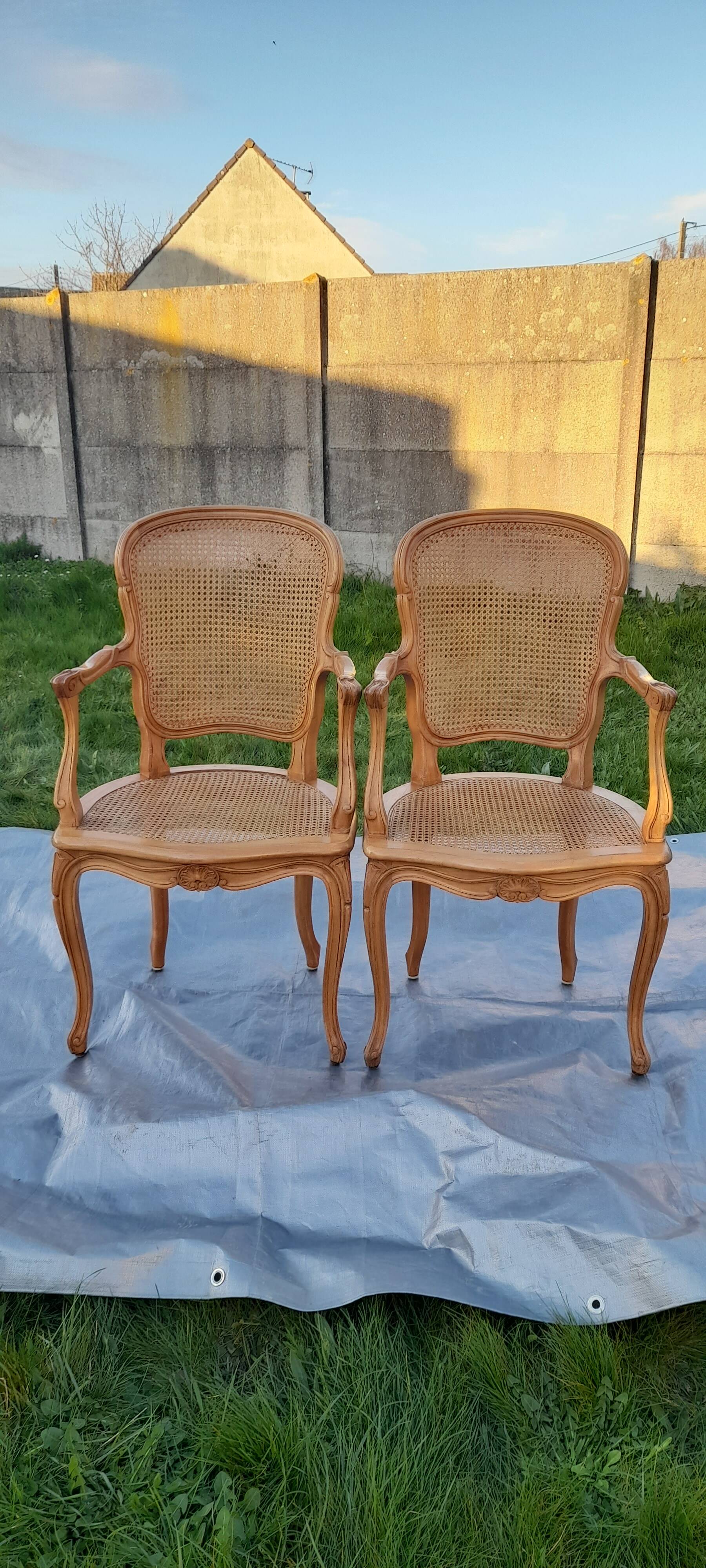 Paire de fauteuils cannés style Louis XV