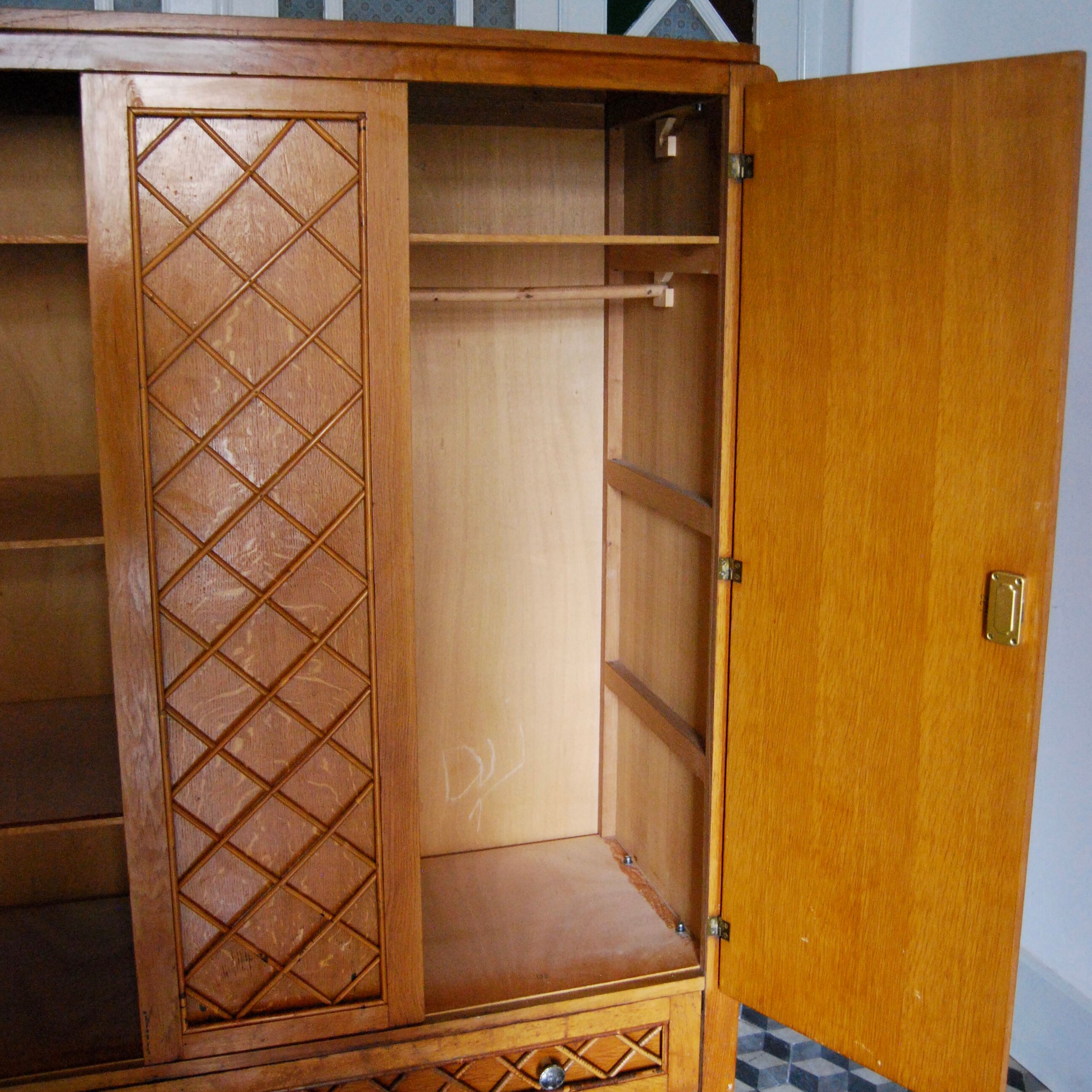 Cabinet vintage wood and rattan braces