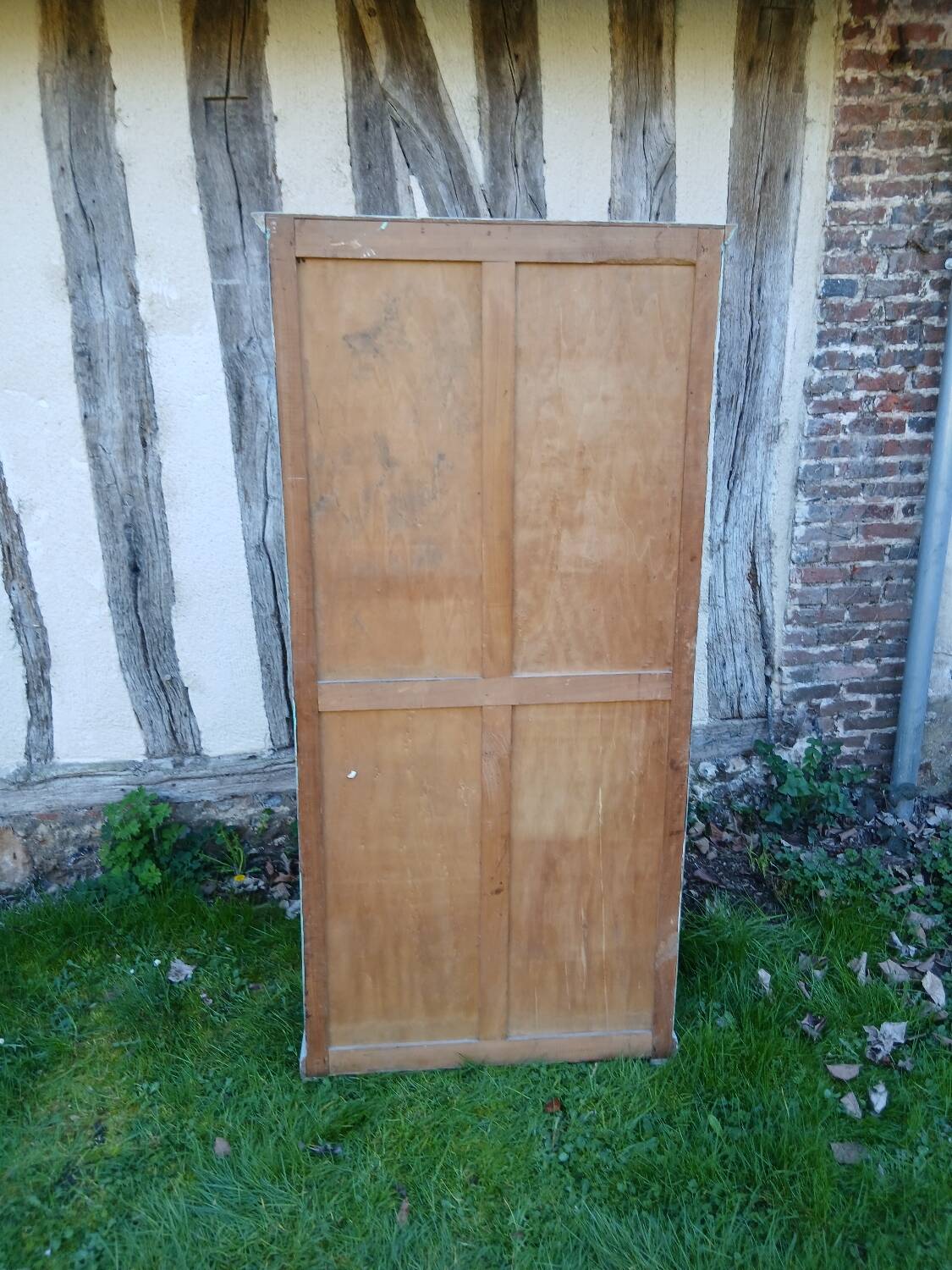 Parisian style display cabinet with 2 doors and 3 shelves in Luxembourg green.