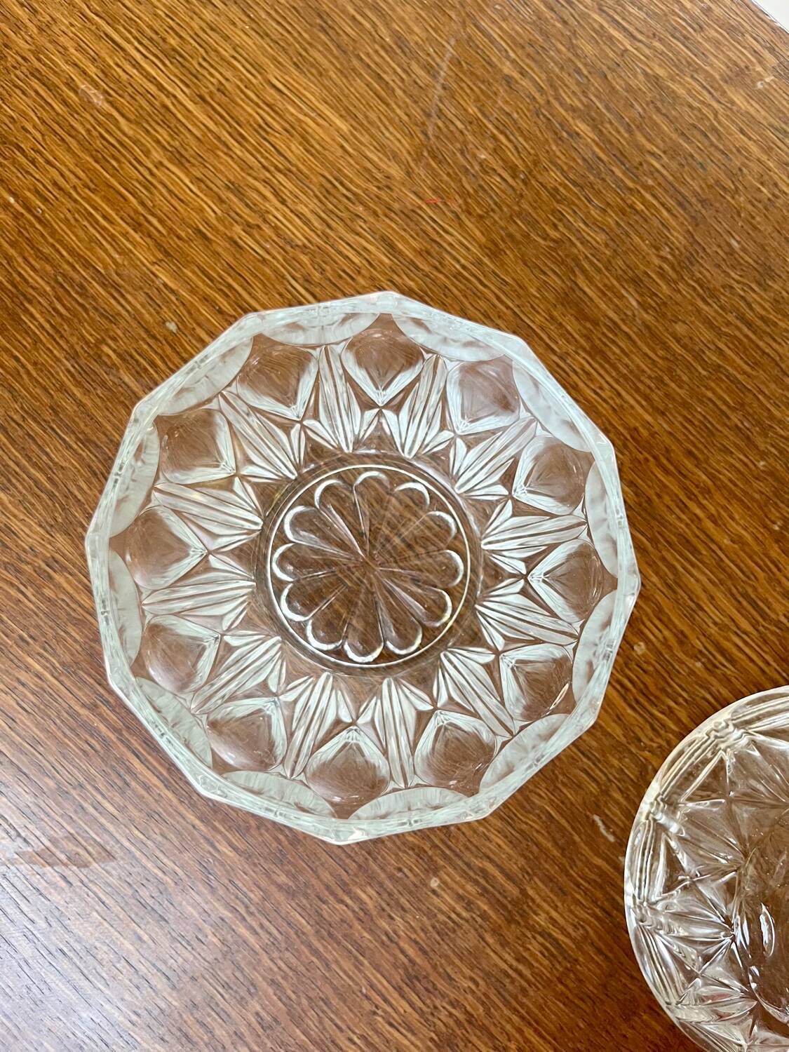 Bonbonnière vintage en verre pressé