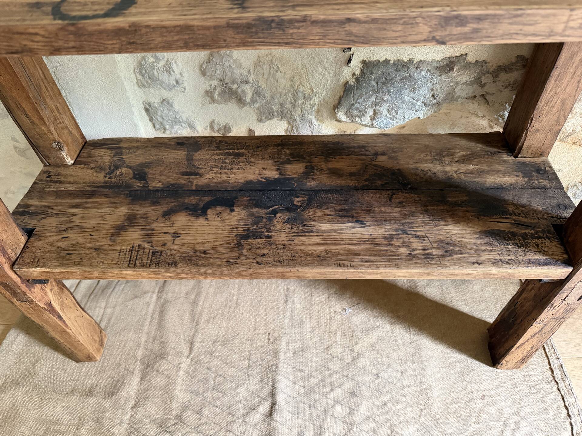 Étagère sur pieds en bois brut, art populaire