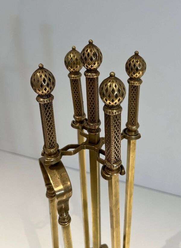 Nécessaire de cheminée de style néoclassique en bronze et laiton ciselé