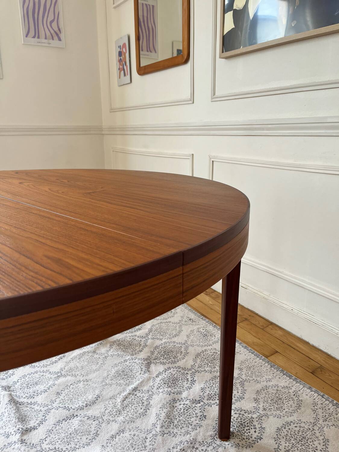 Round extendable rosewood table from the 70s
