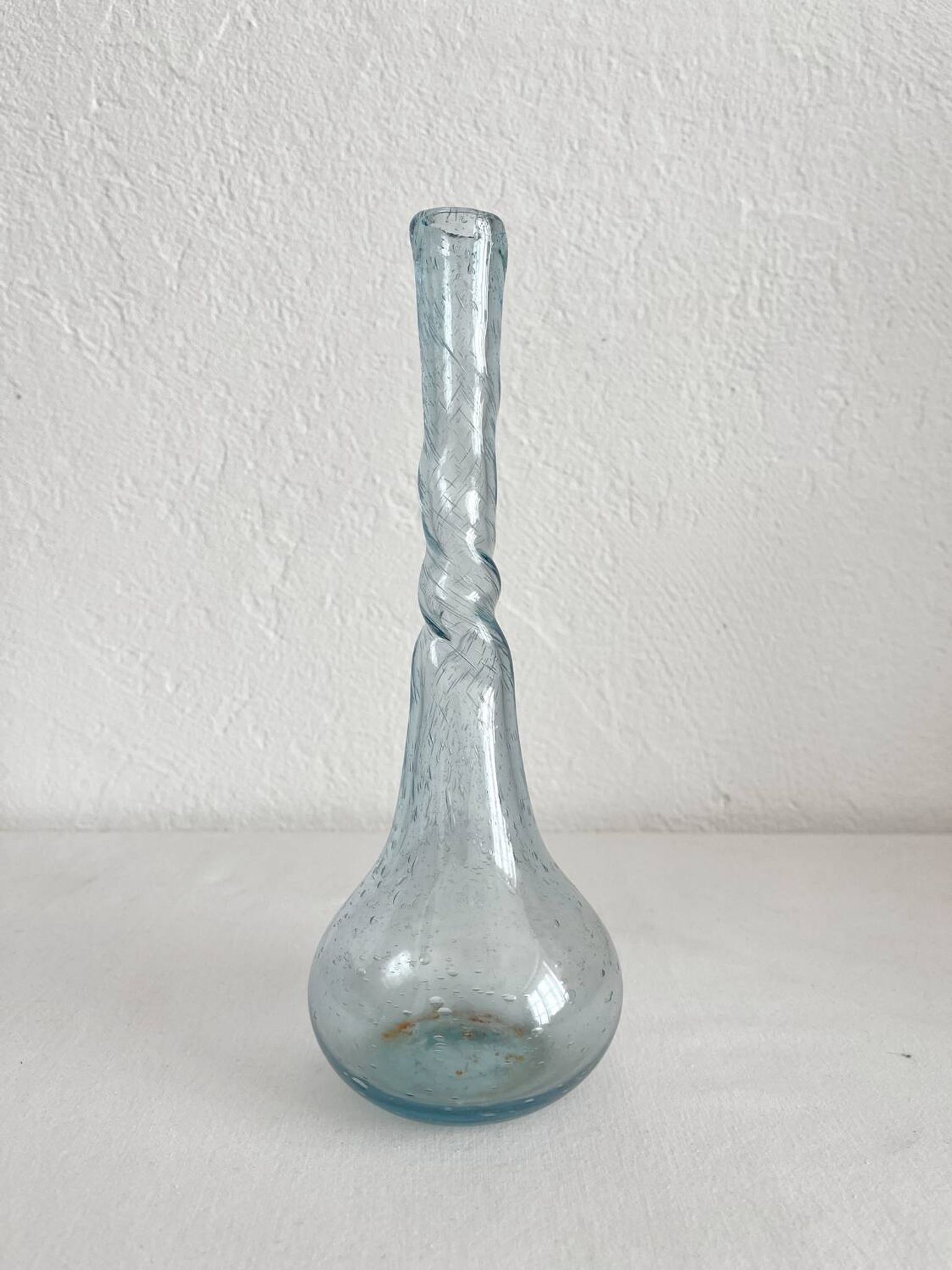 Vase soliflore en verre soufflé bullé torsadé Biot vintage