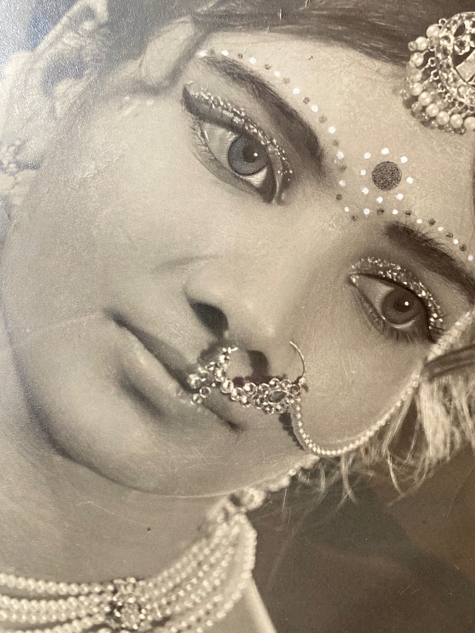 Woman with an enigmatic gaze (India 70s/80s)