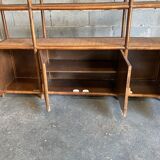 Grande étagère en rotin aux portes cannées