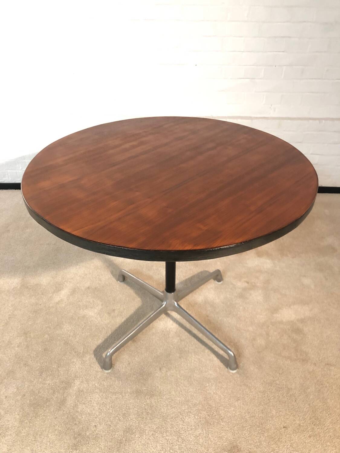Round table by Eames for Mobilier International 1970