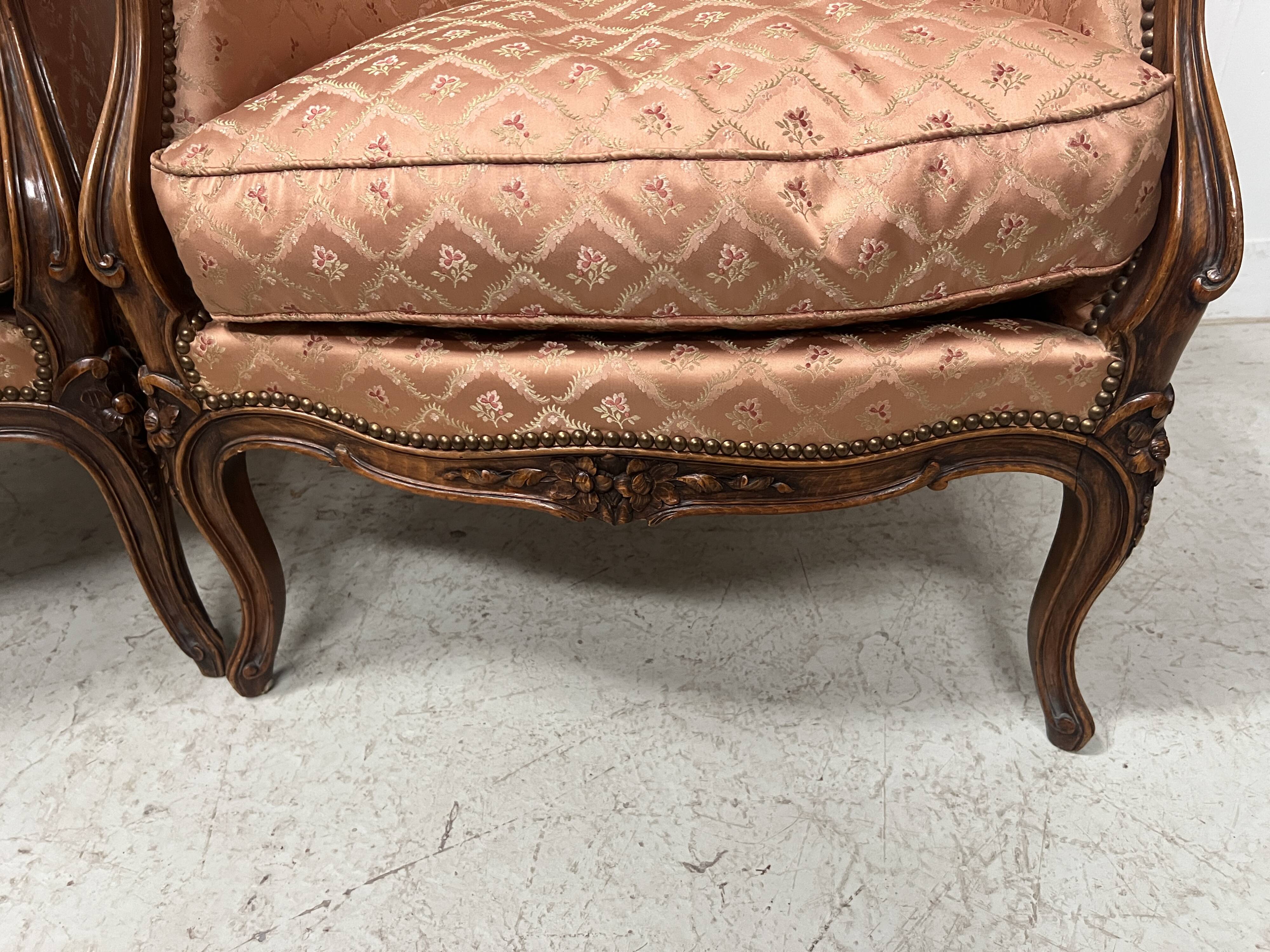 Paire de bergères de style Louis XV en bois narurel XX siècle