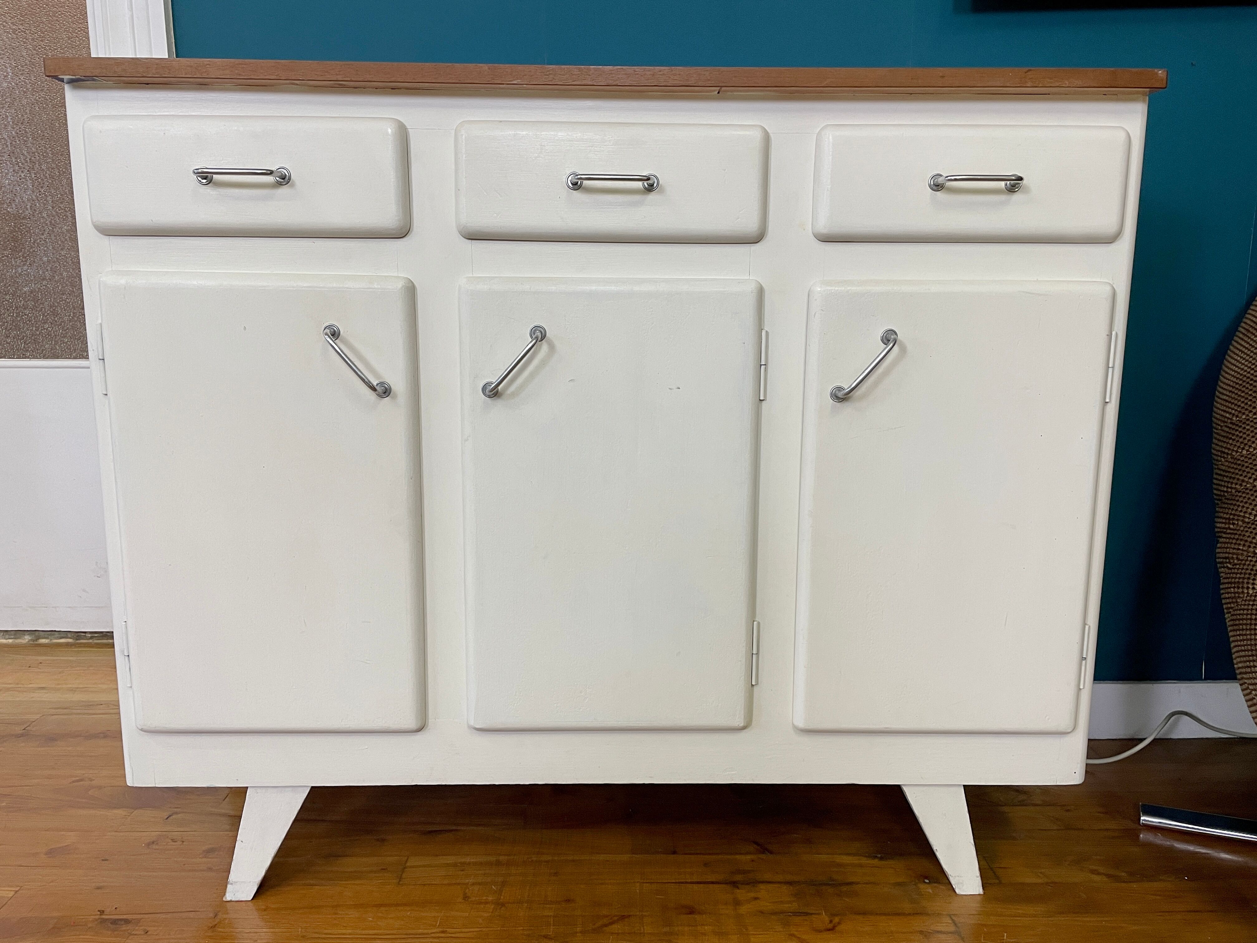 Buffet Mado low on feet compass