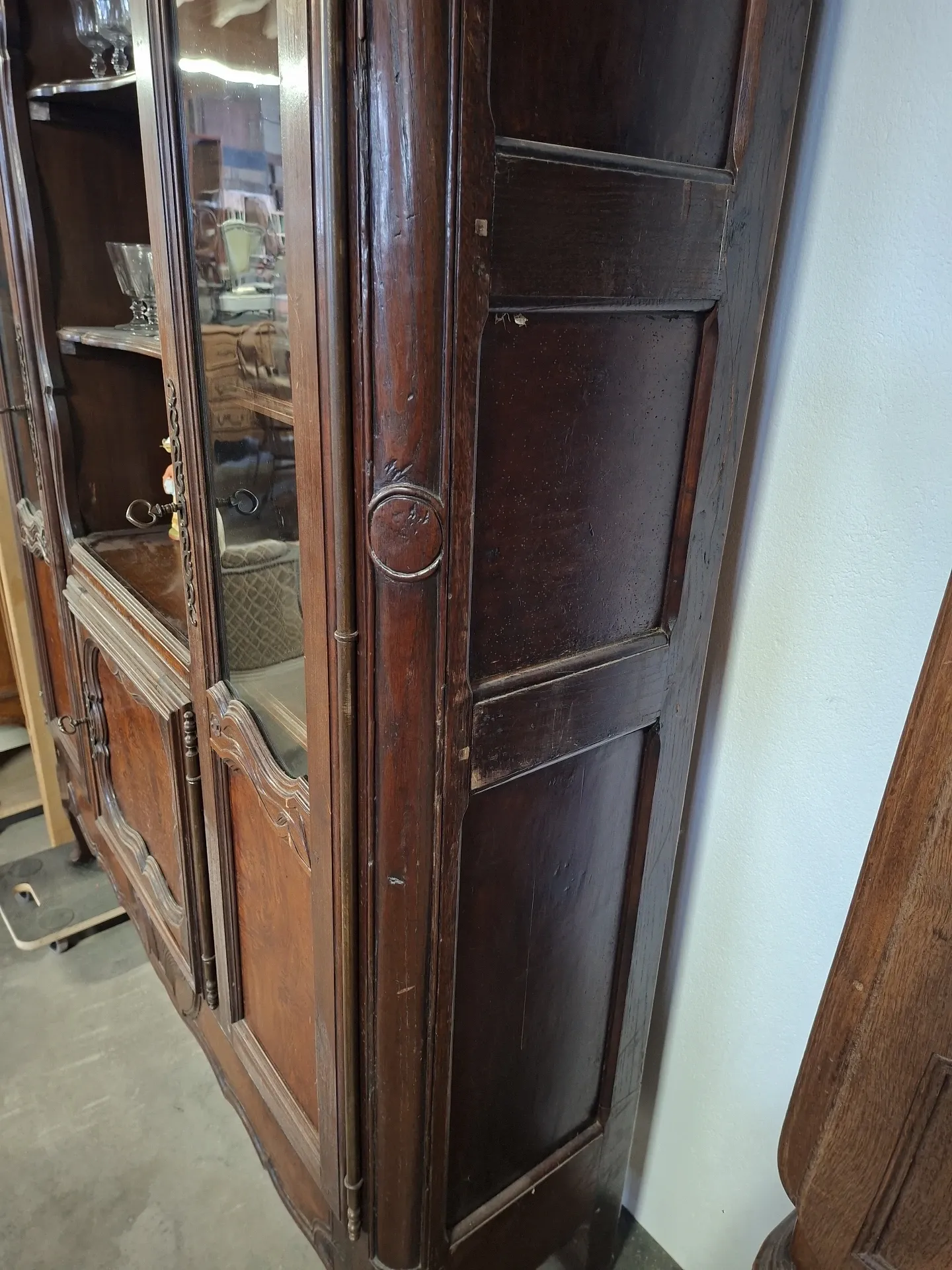 Display cabinet bookshelf in Louis XV style