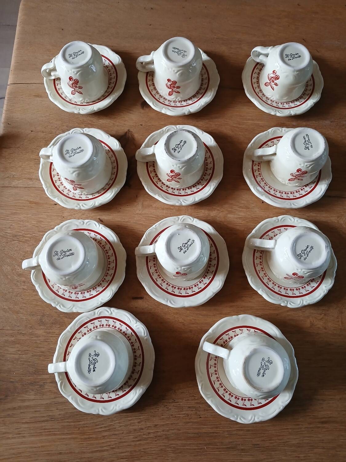 10 tasses et soucoupes "Le grenier de Louise "