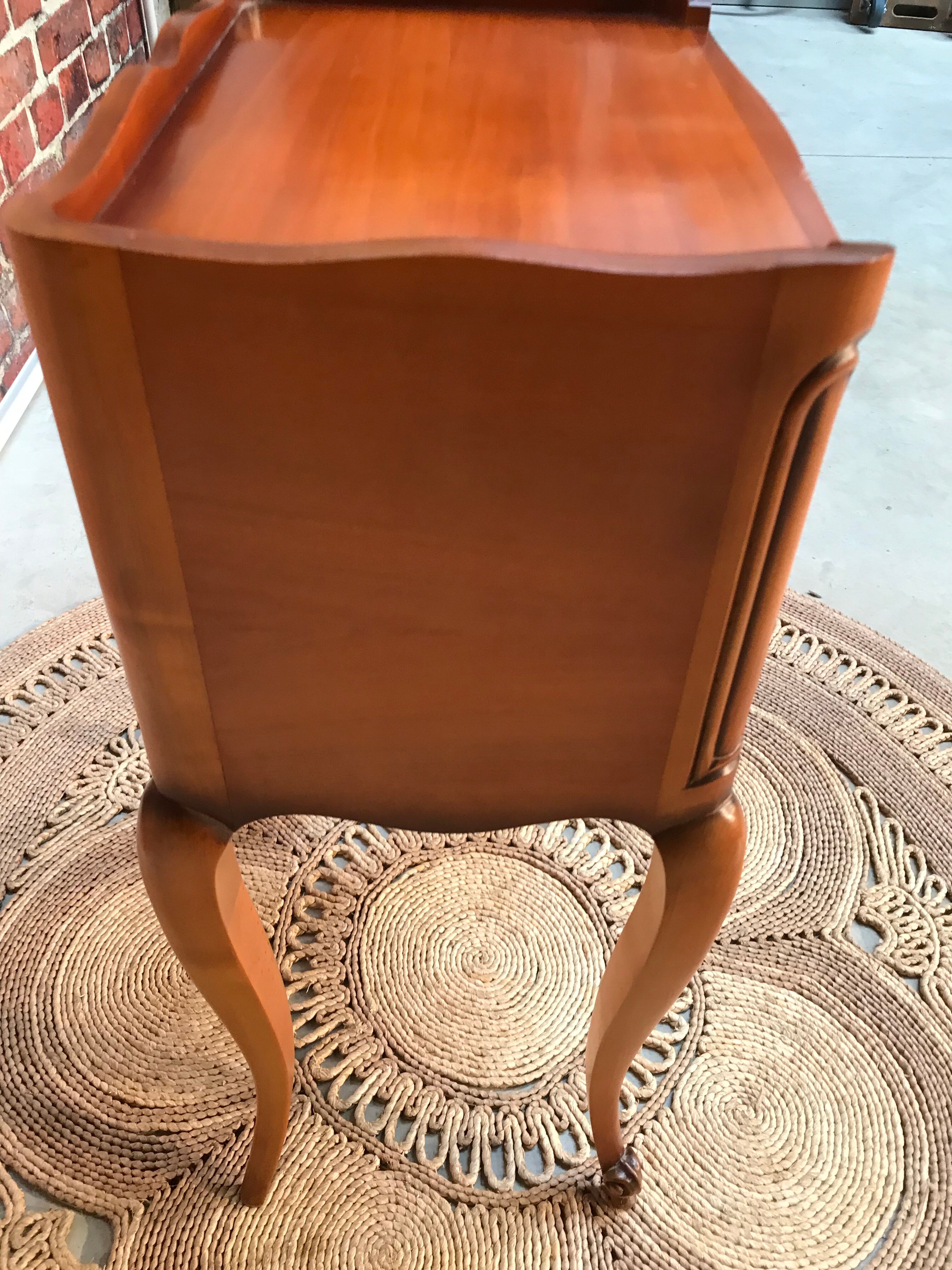Table de chevet à poignées dorées